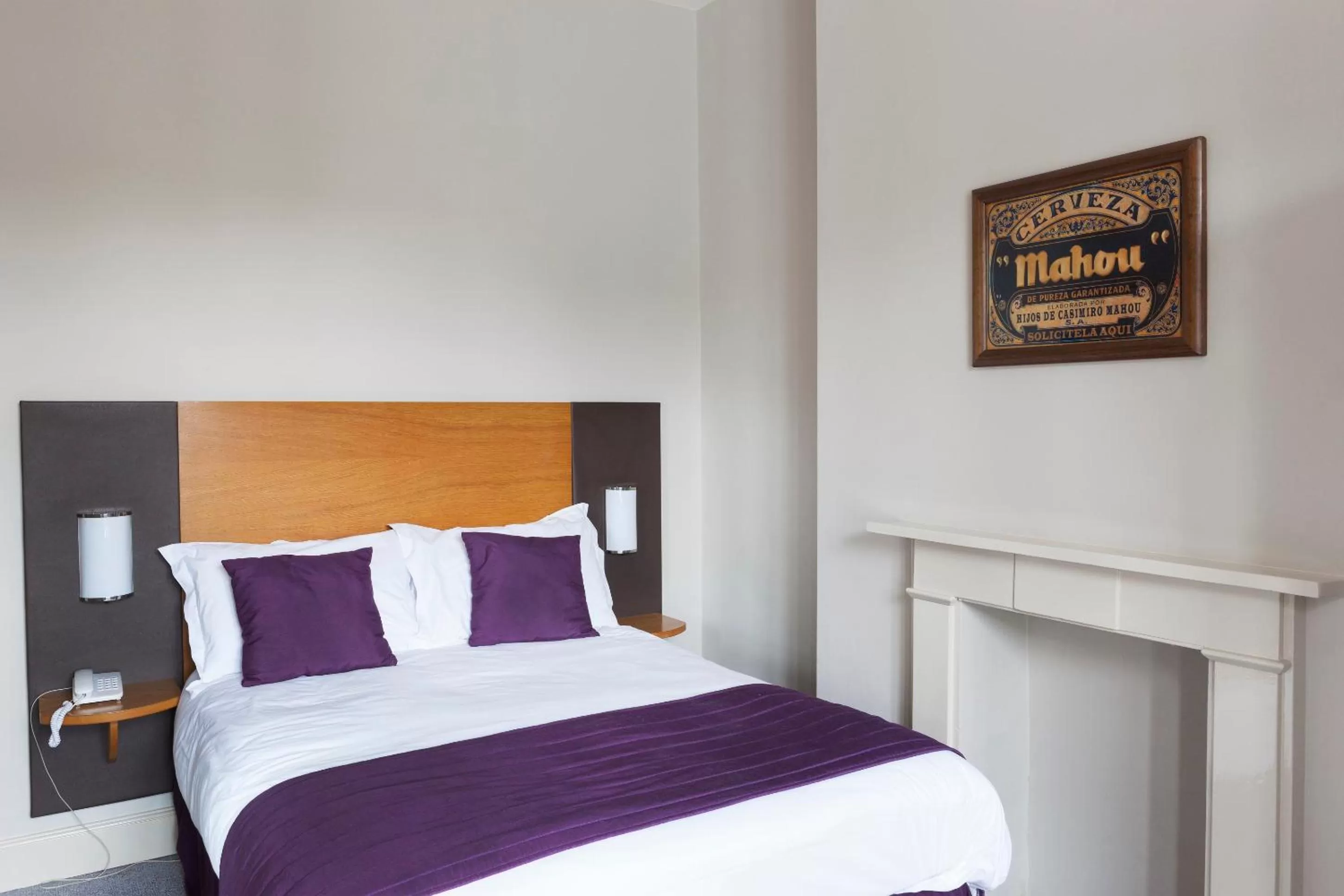 Photo of the whole room, Bed in The Corner House Hotel