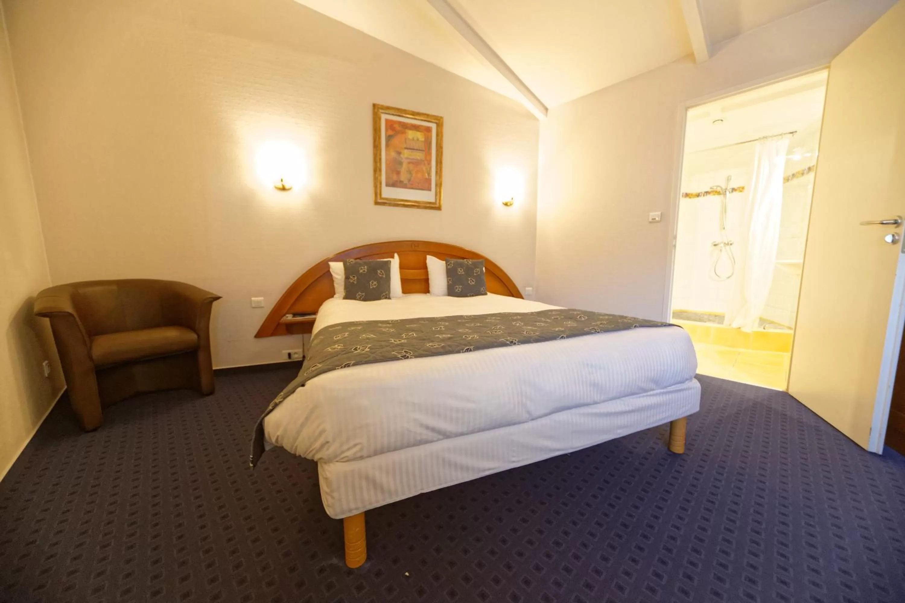 Bed in Charme Hôtel, Montbéliard Sud