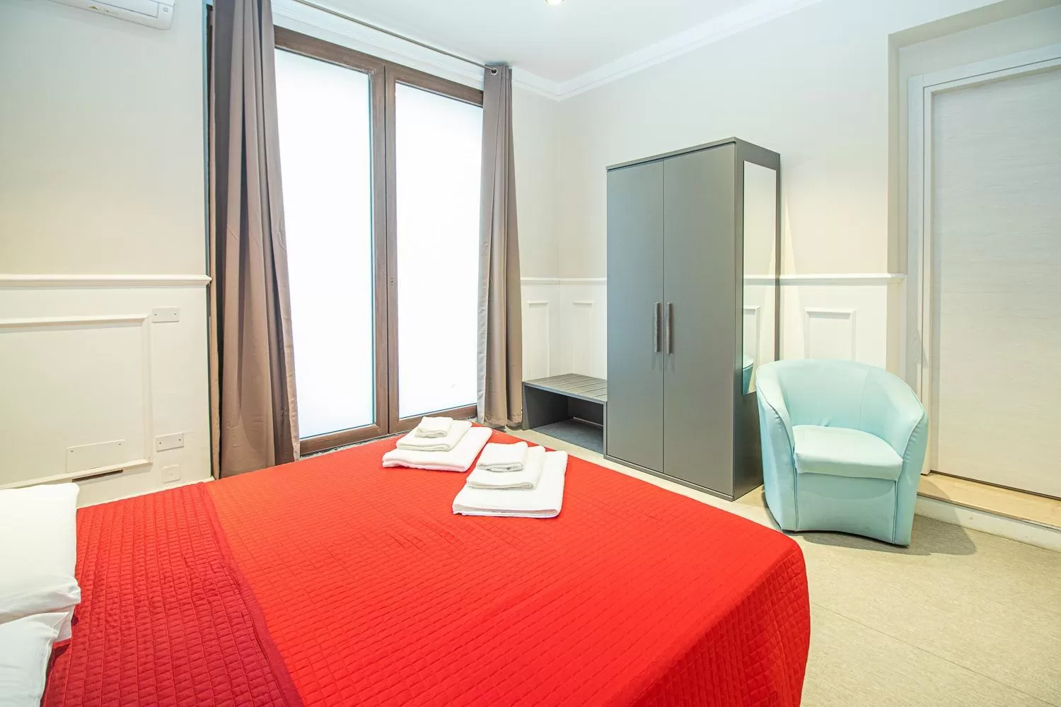 Photo of the whole room, Bed in suebi rooms