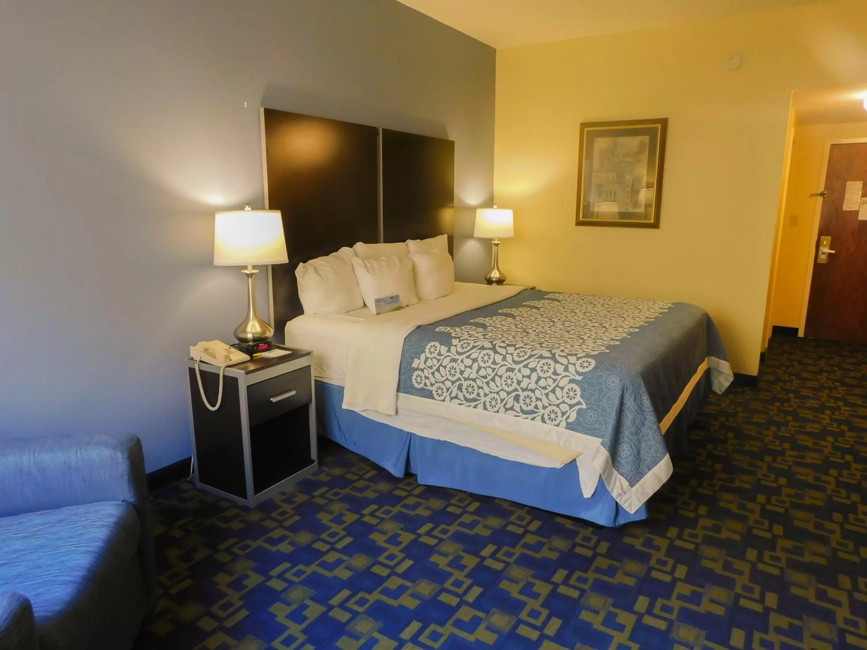 Bed in Days Inn & Suites by Wyndham Pocahontas