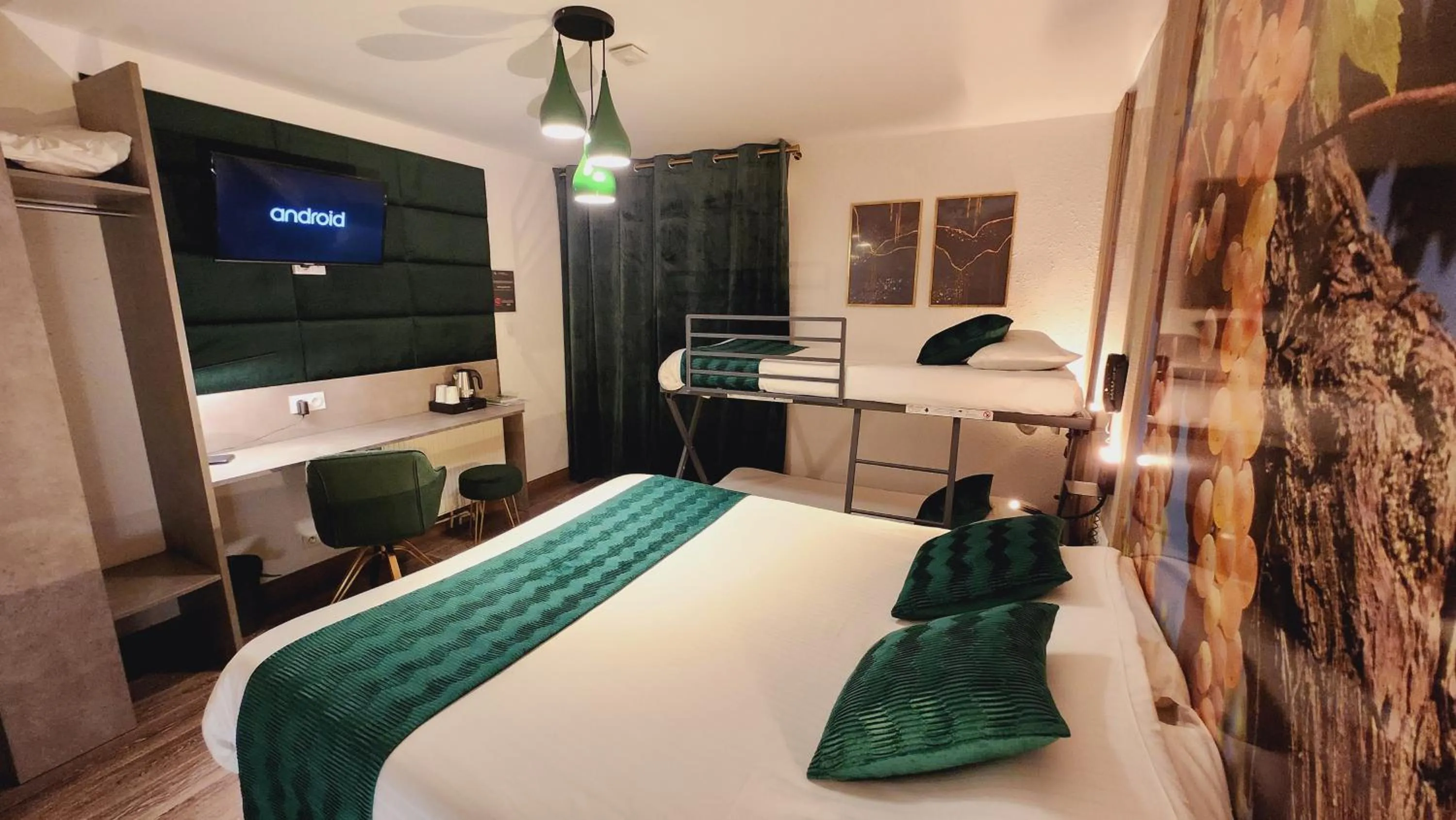 Family, Bed in Cit'Hotel Le Cheval Blanc, Cognac Centre