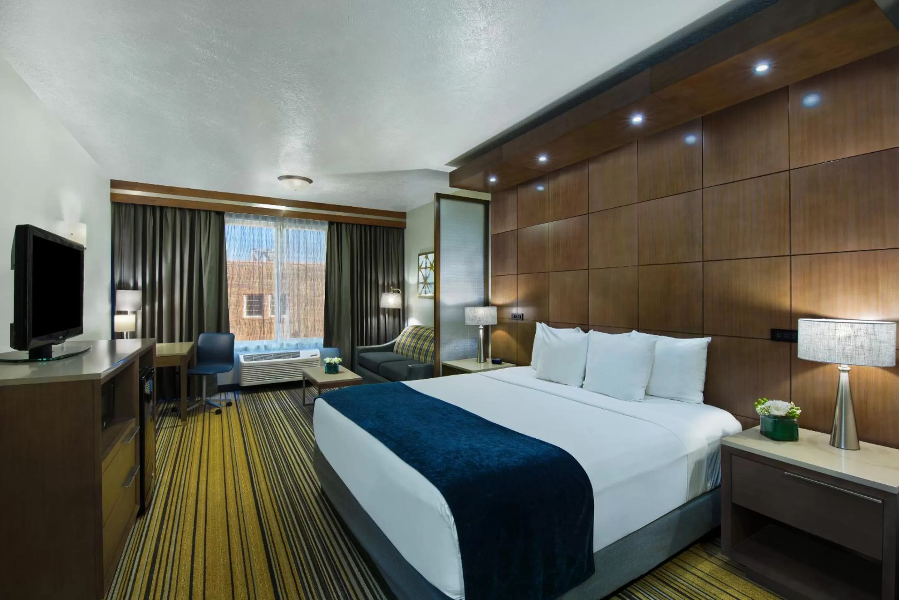 TV and multimedia, Bed in Oxford Suites Spokane Downtown