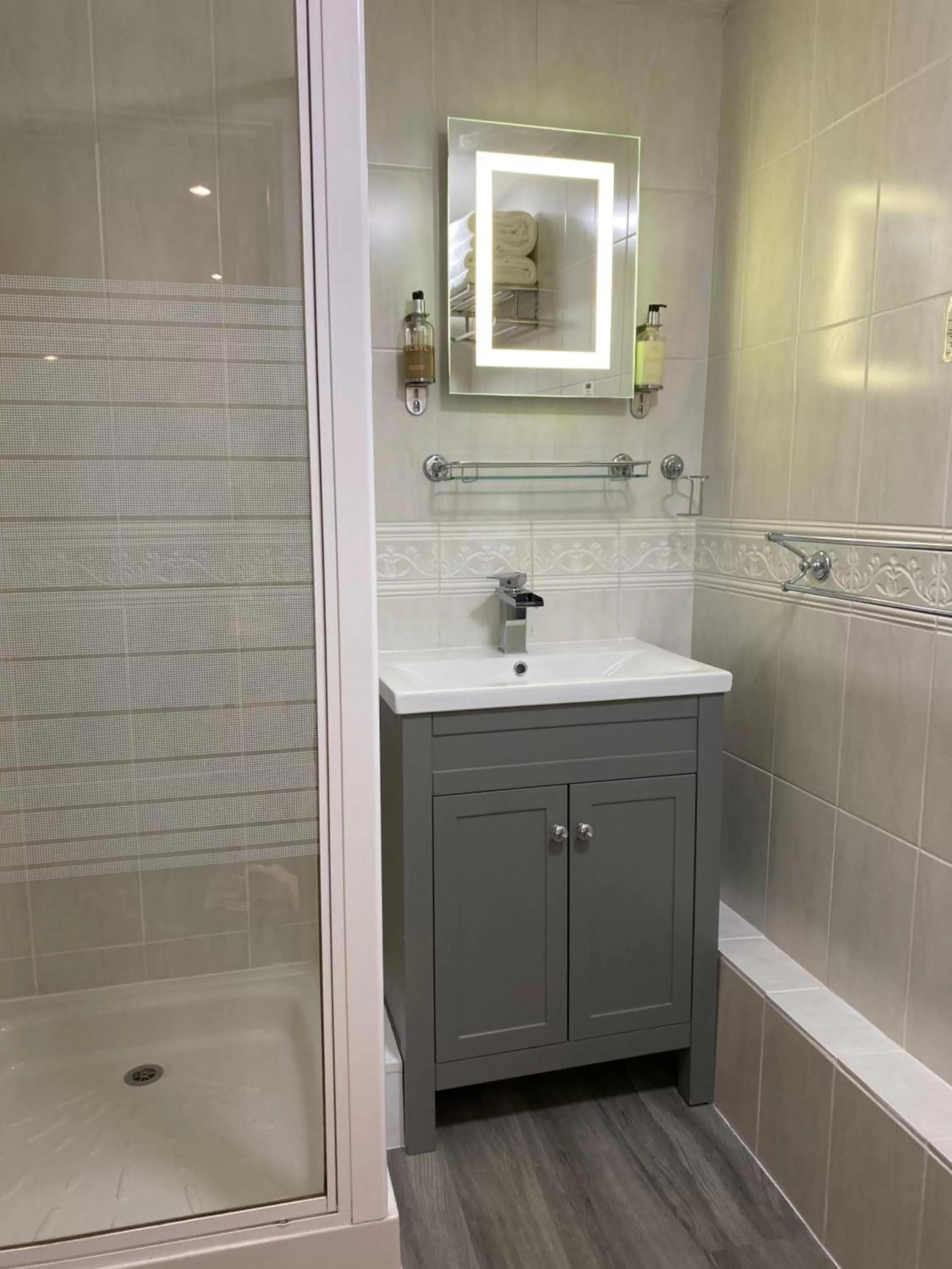 Bathroom in The Golden Fleece Inn