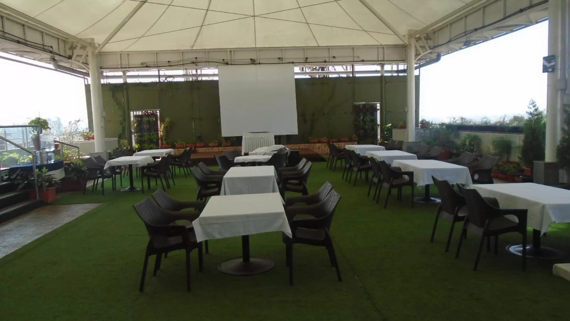 Restaurant/places to eat in Hotel Vrishali Executive