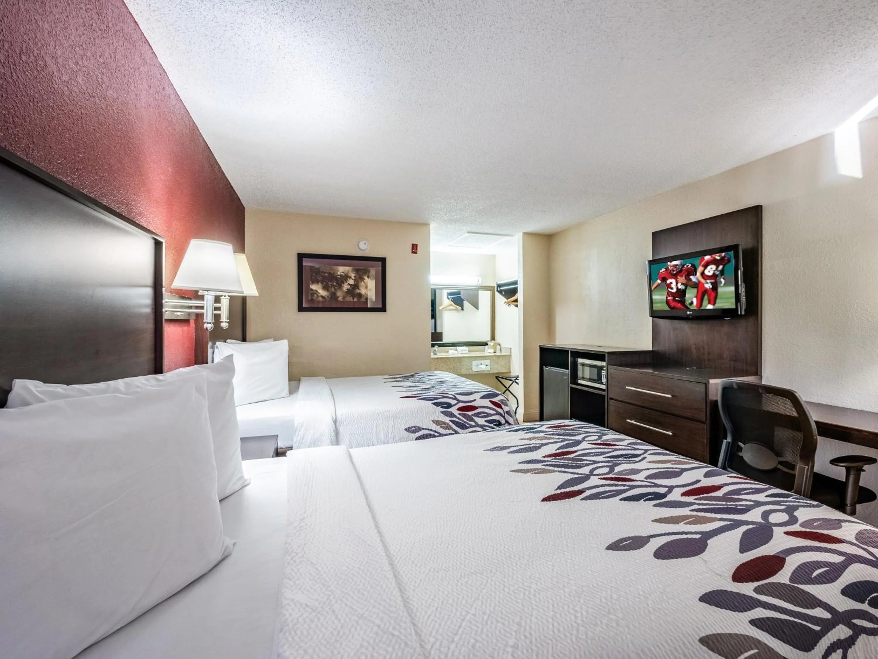 Photo of the whole room, Bed in Red Roof Inn Orlando South - Florida Mall