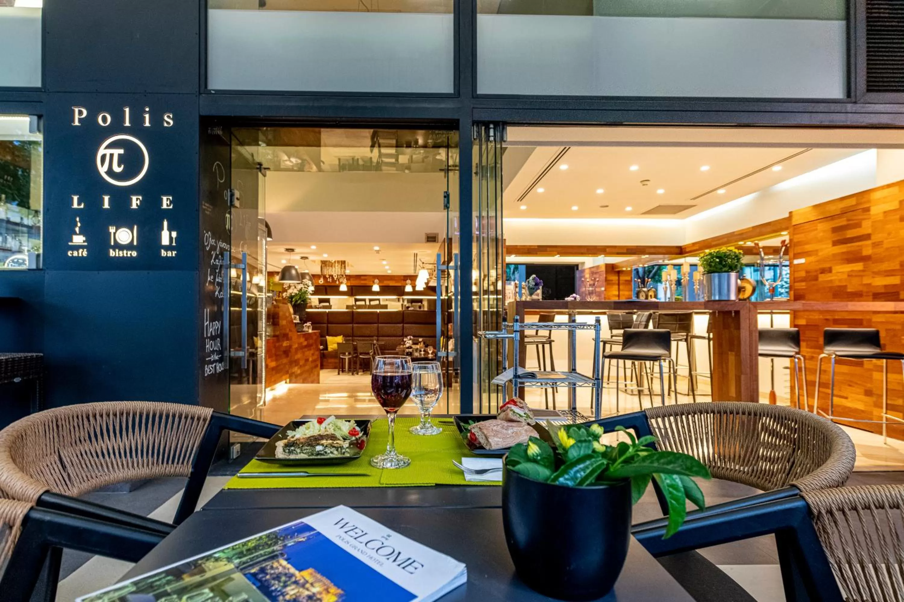 Restaurant/places to eat in Polis Grand Hotel