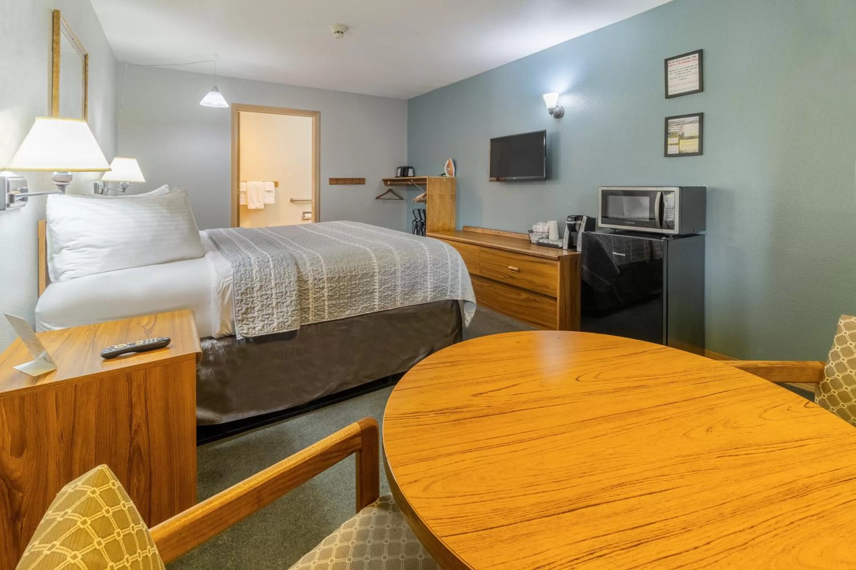 Photo of the whole room, Bed in Resort City Inn Coeur d Alene