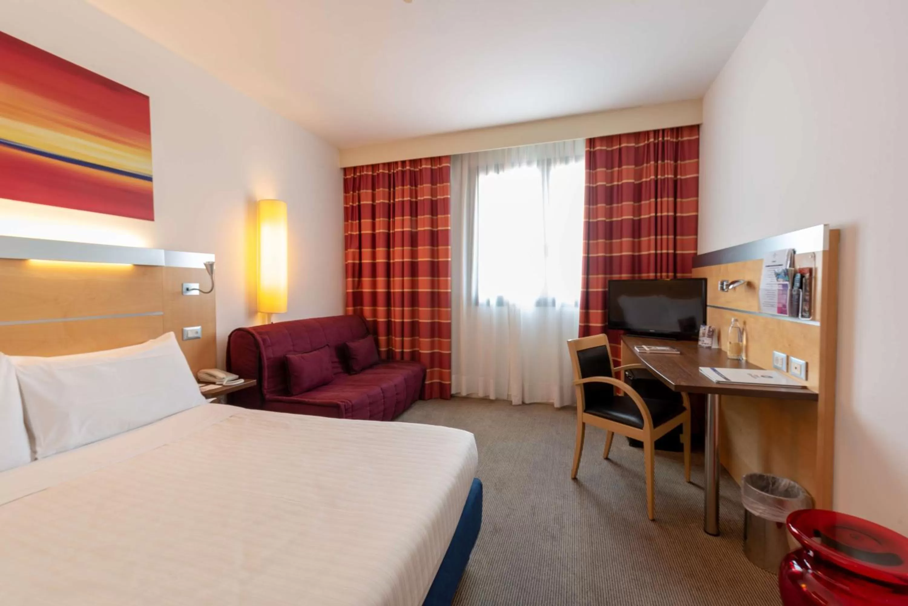 Bedroom, Bed in Best Western Palace Inn Hotel