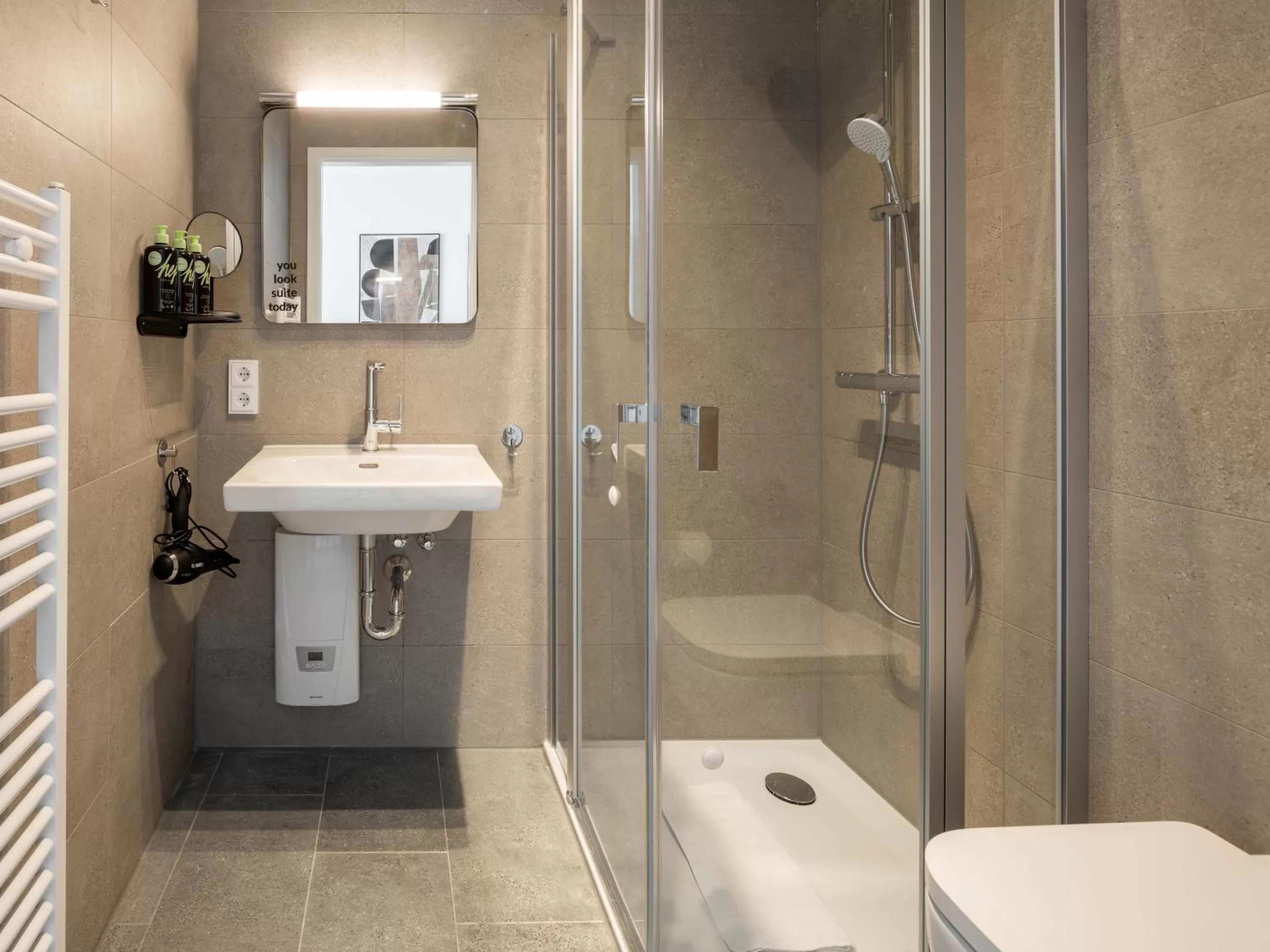 Bathroom in Limehome Frankfurt Gutleutstraße - Digital Access