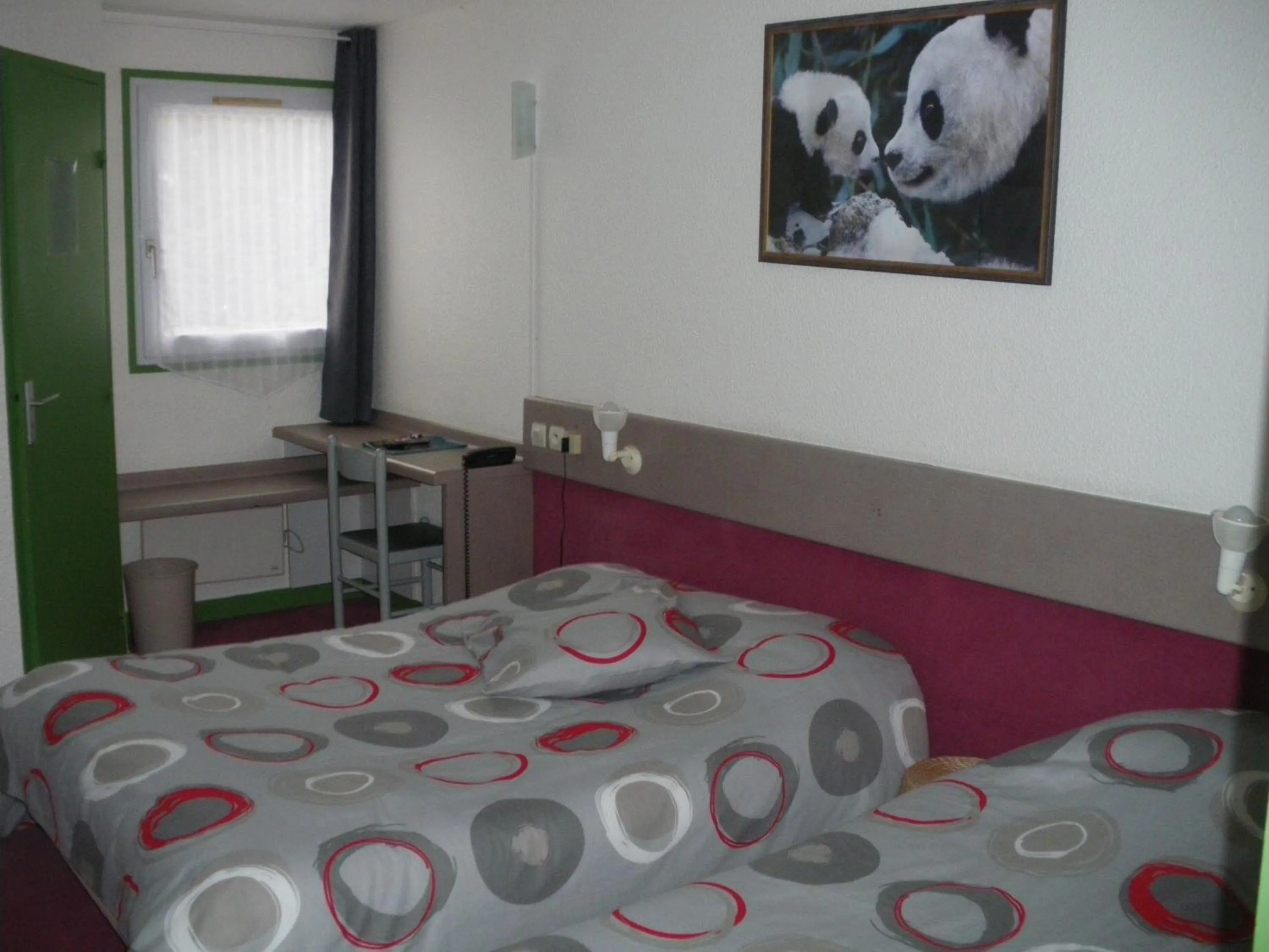 Photo of the whole room, Bed in Contact Hôtel Come Inn