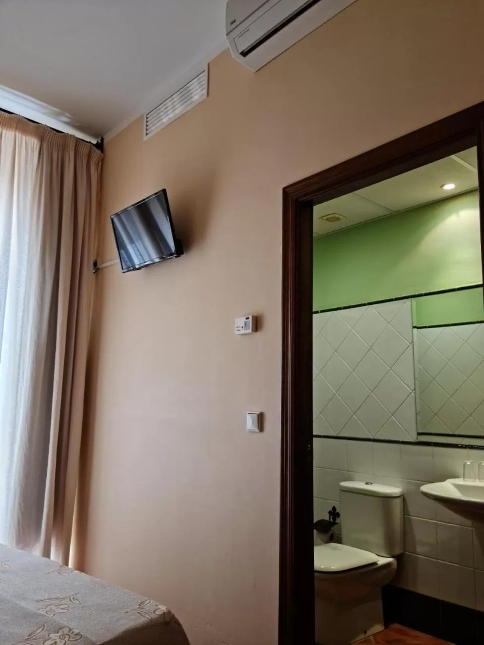 Bathroom, Bed in Hotel Plateros