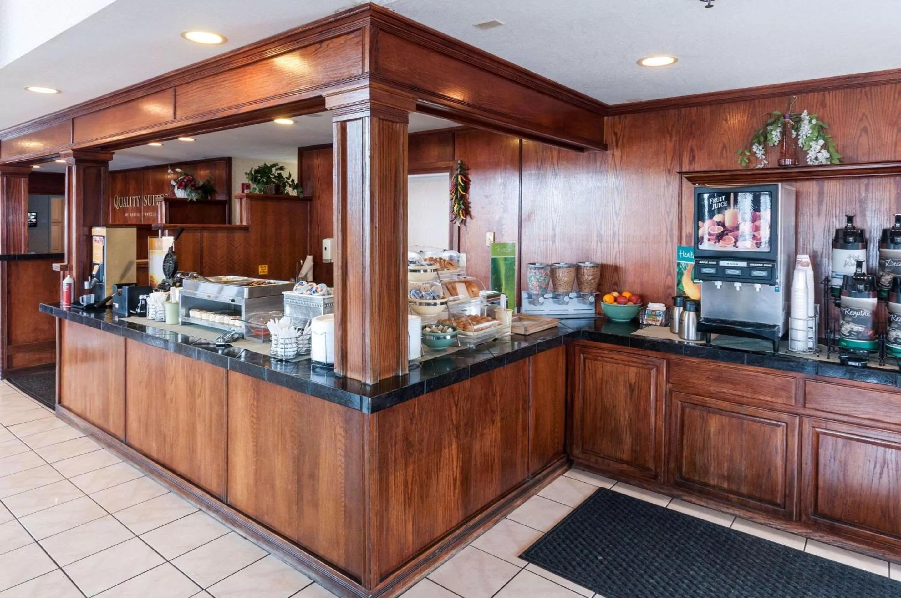 Restaurant/Places to Eat in Quality Suites Albuquerque Airport