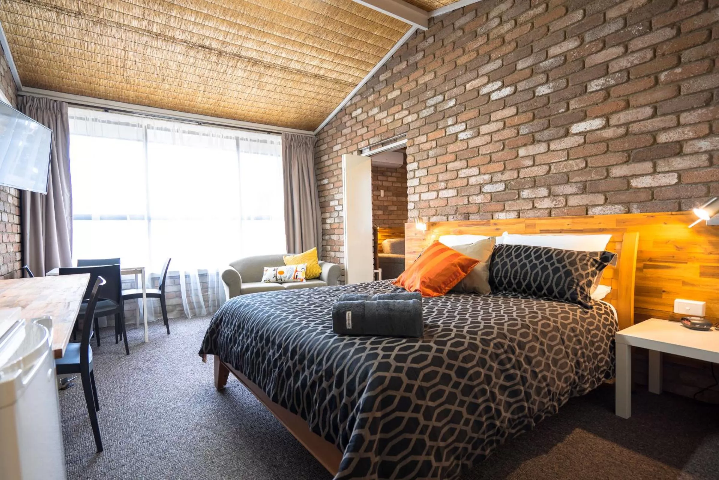 Bed in Farnham Court Motel and Restaurant