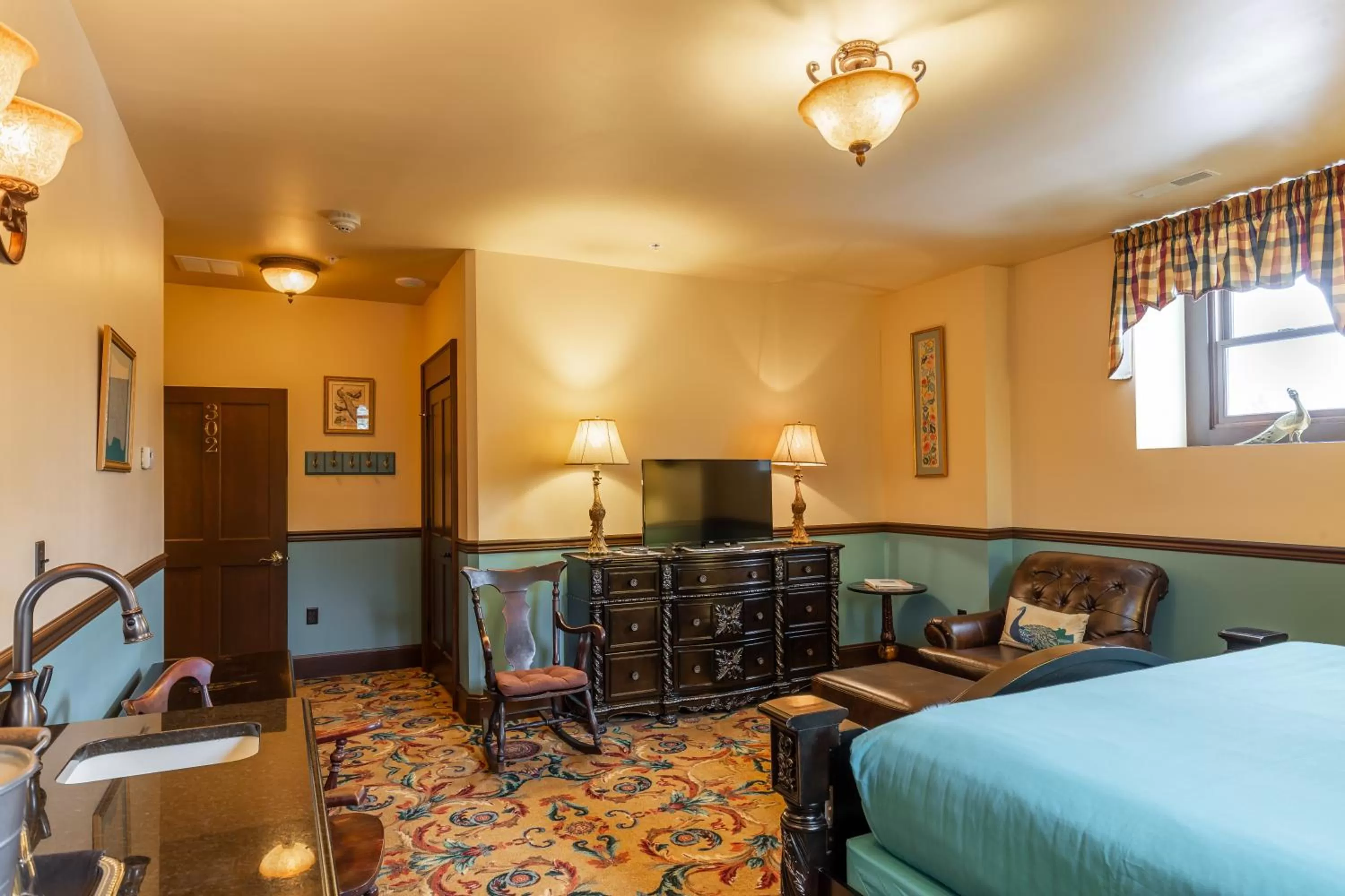 Photo of the whole room, Bed in Steele Mansion Inn & Gathering Hub