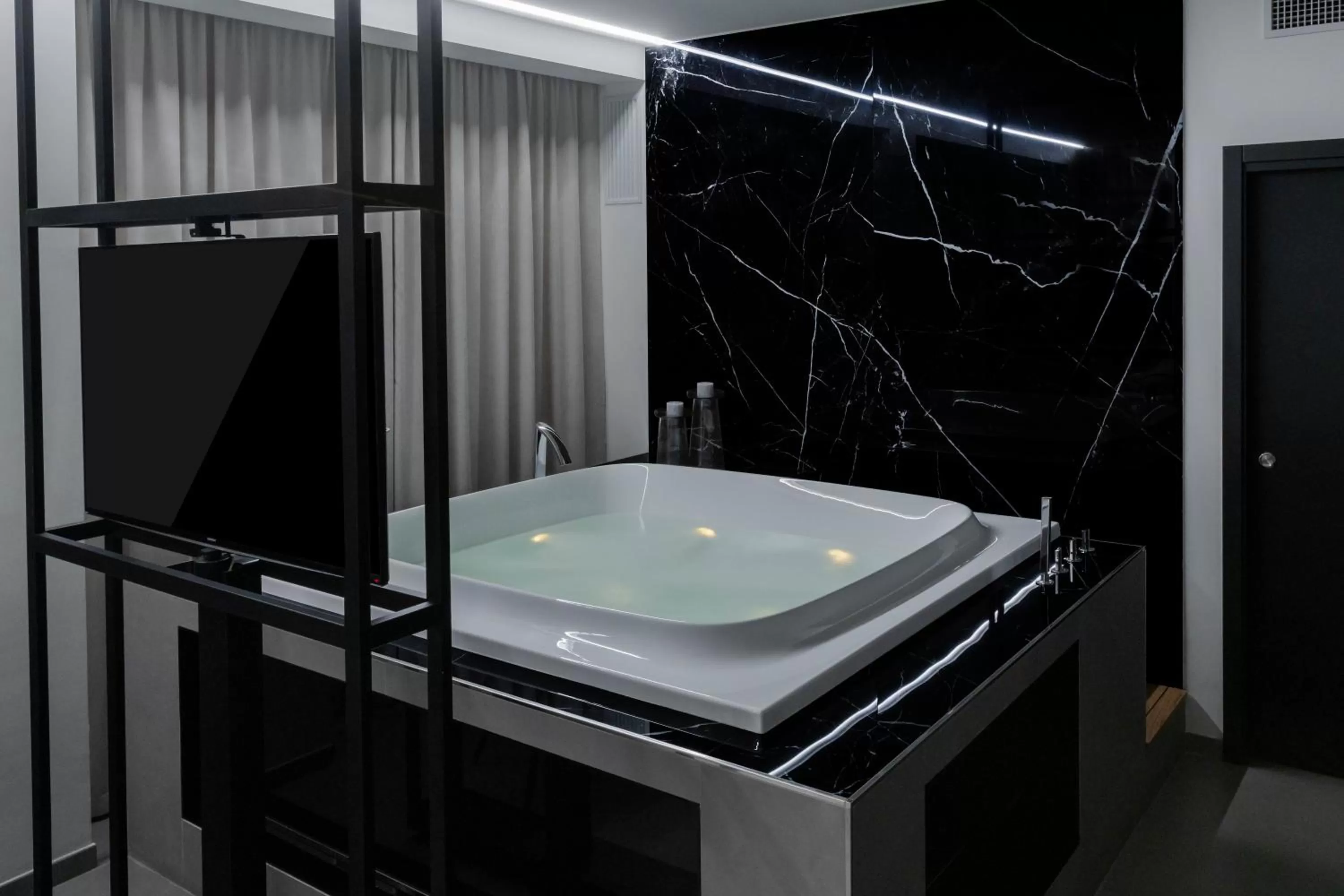 Hot Tub in Suite Palermo Apartment