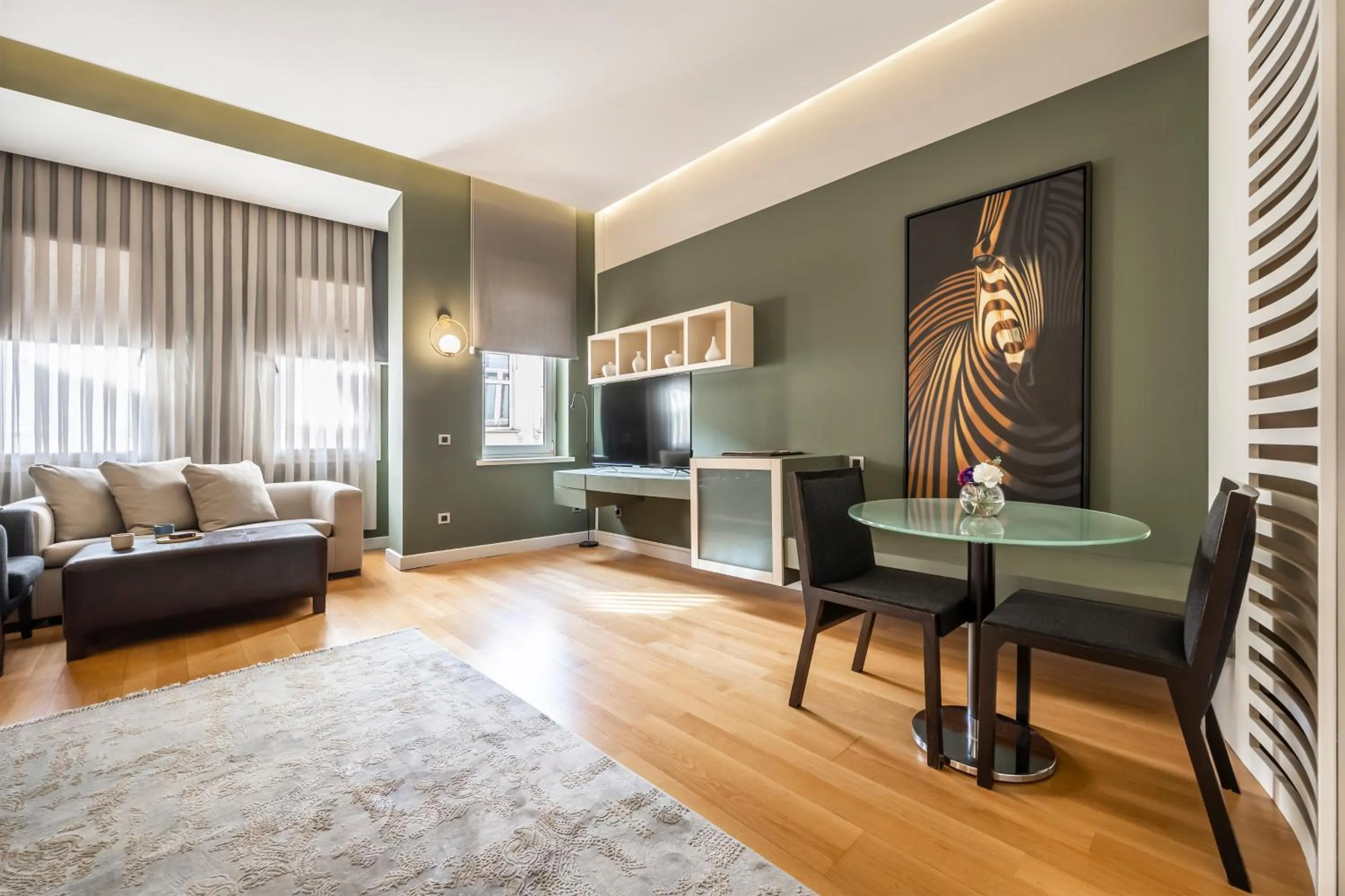 TV and multimedia in Ansen Hotel and Suites