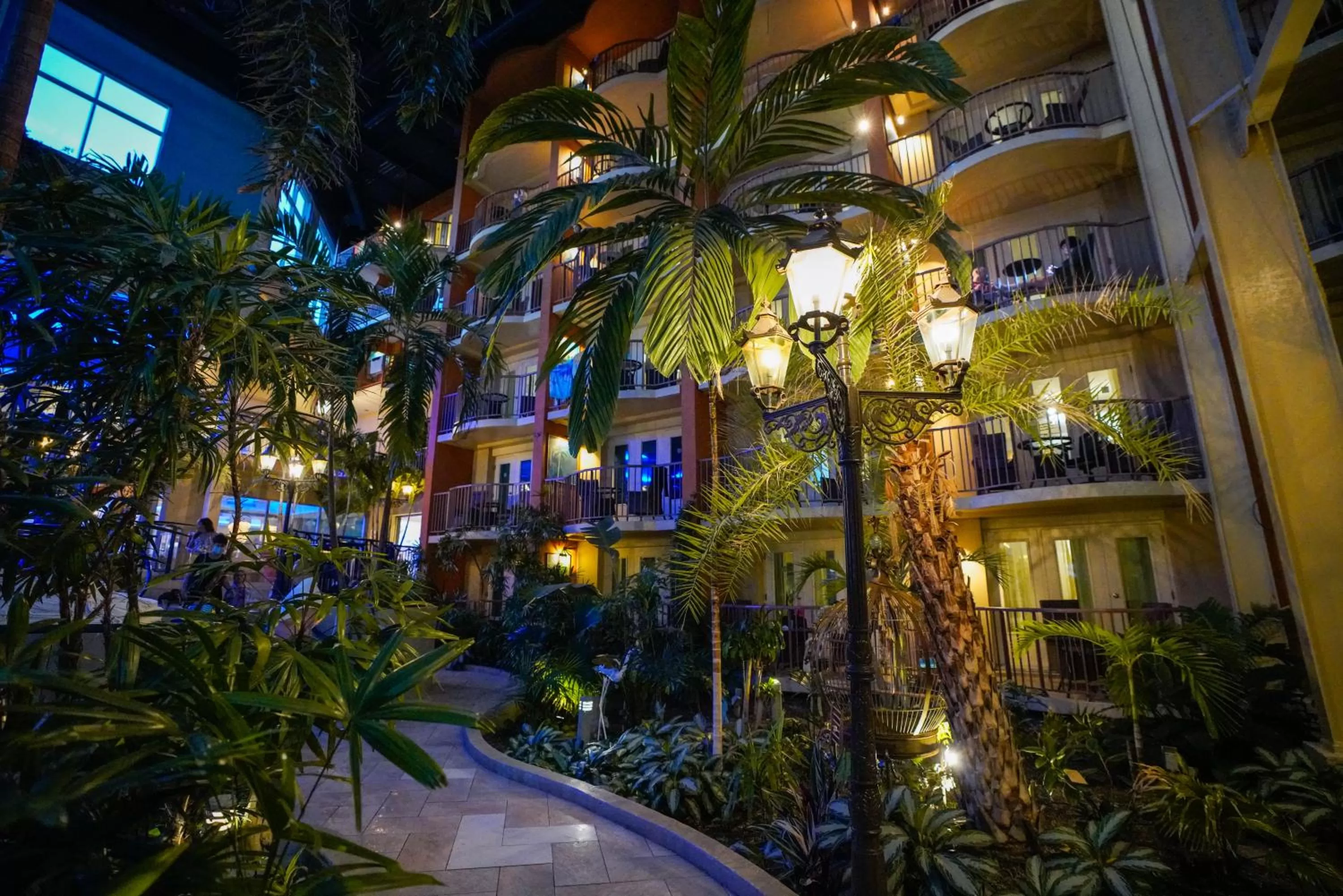 Garden view in L'Hôtel Québec par JARO