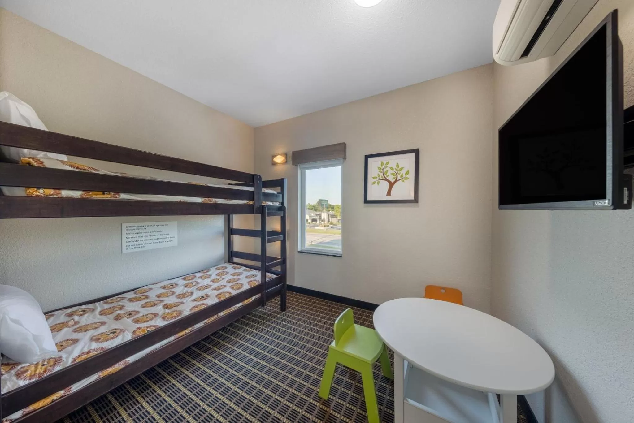 Photo of the whole room, Bed in Holiday Inn Express & Suites Pittsburg by IHG