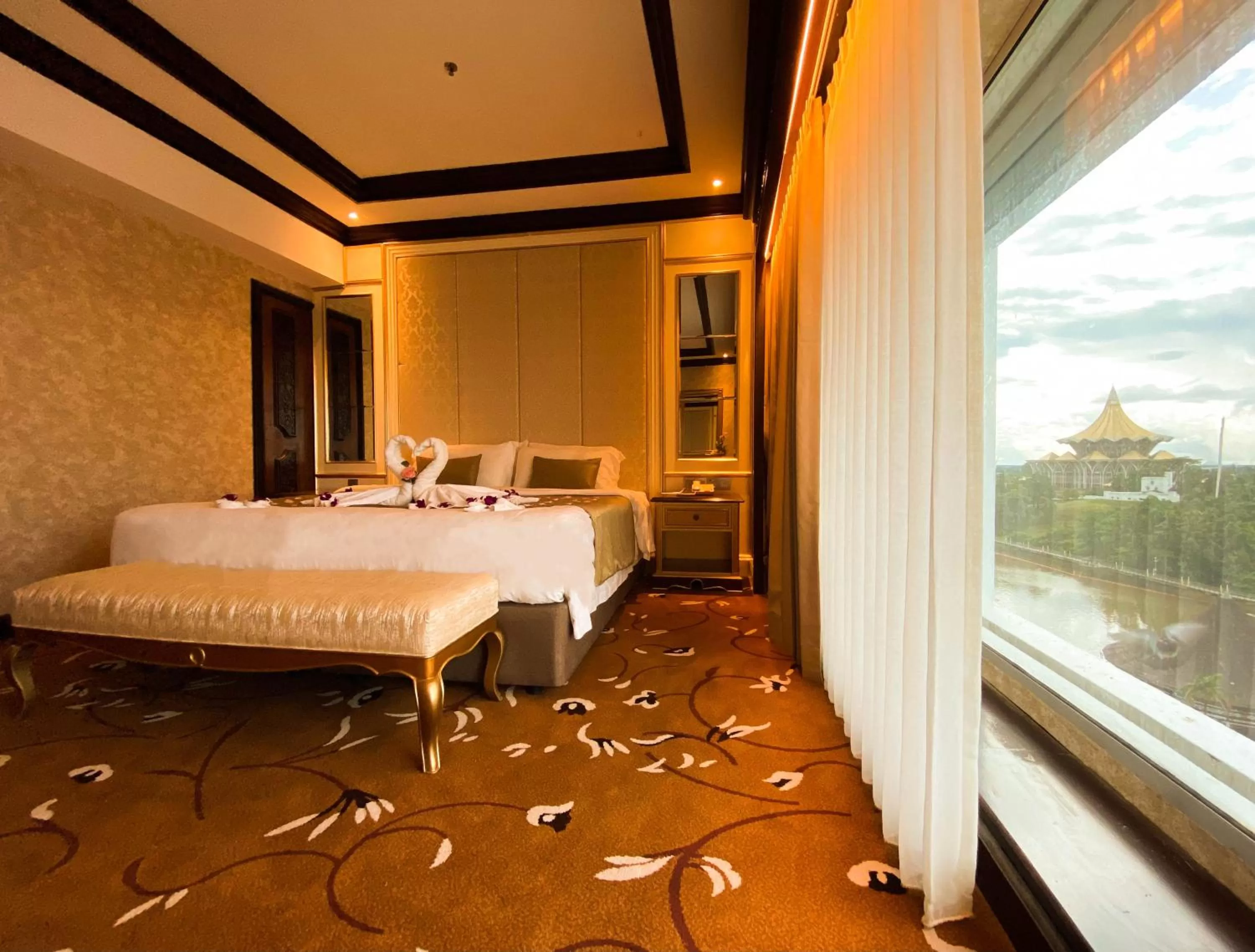 Bed in Puteri Wing - Riverside Majestic Hotel