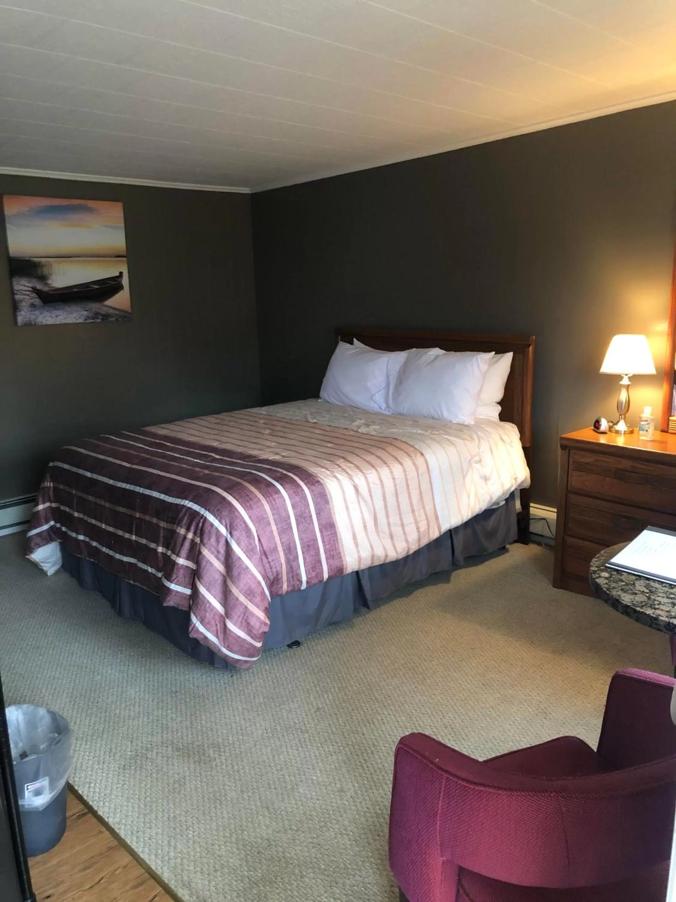 Bed in Oakes Oramel Inn