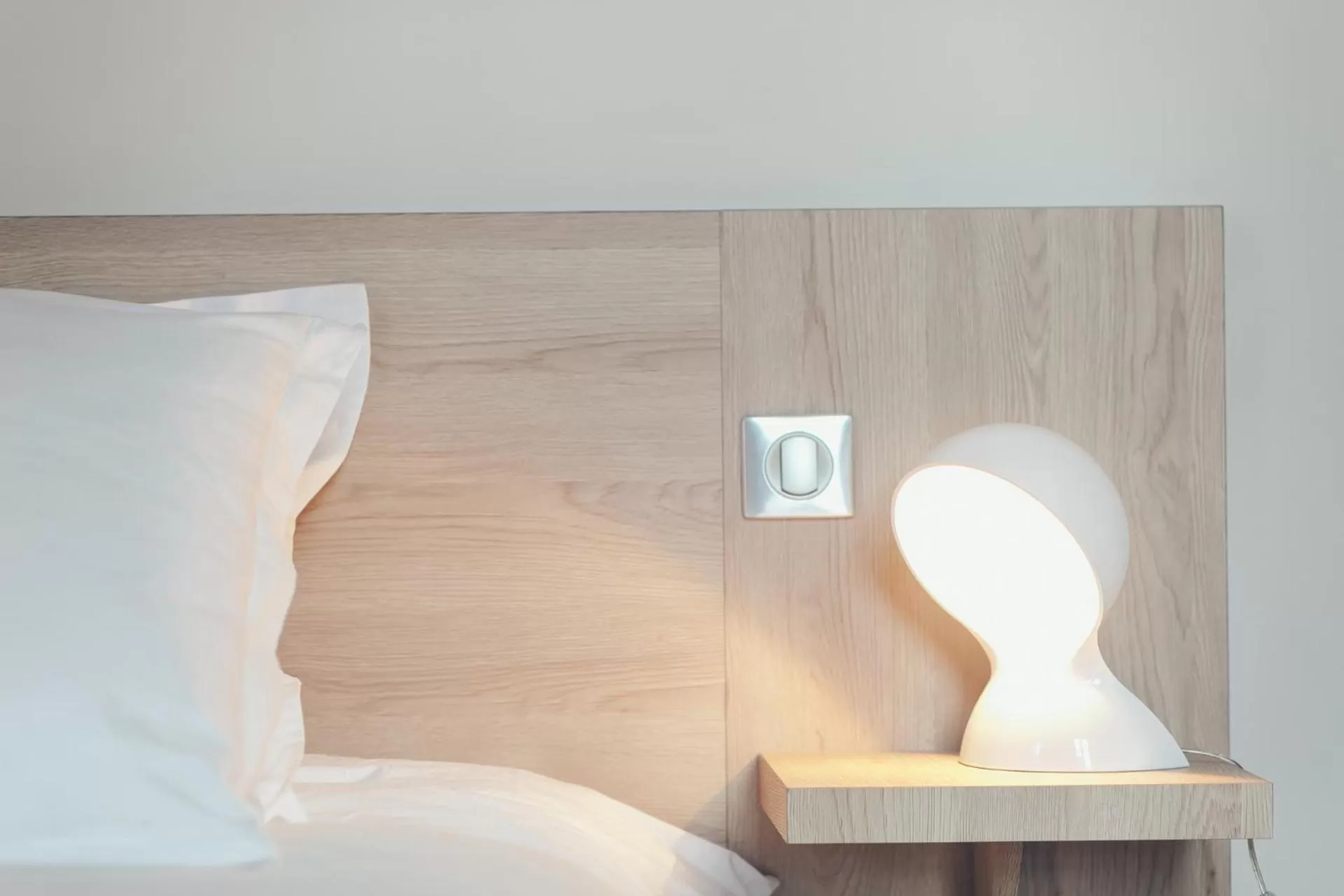 Decorative detail, Bed in Appartement T4 cours de l'intendance