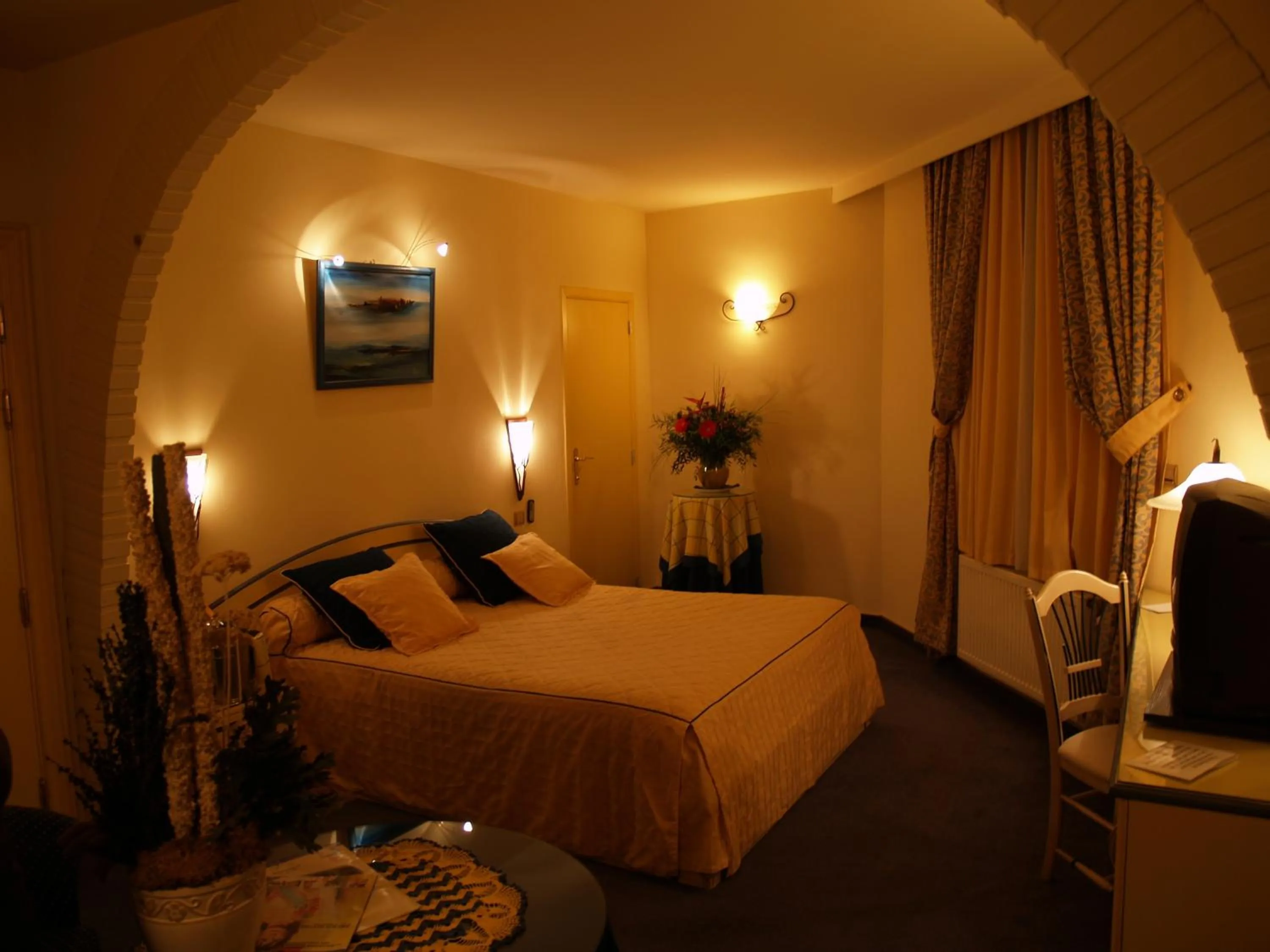 Photo of the whole room, Bed in Les Reflets Jaunes