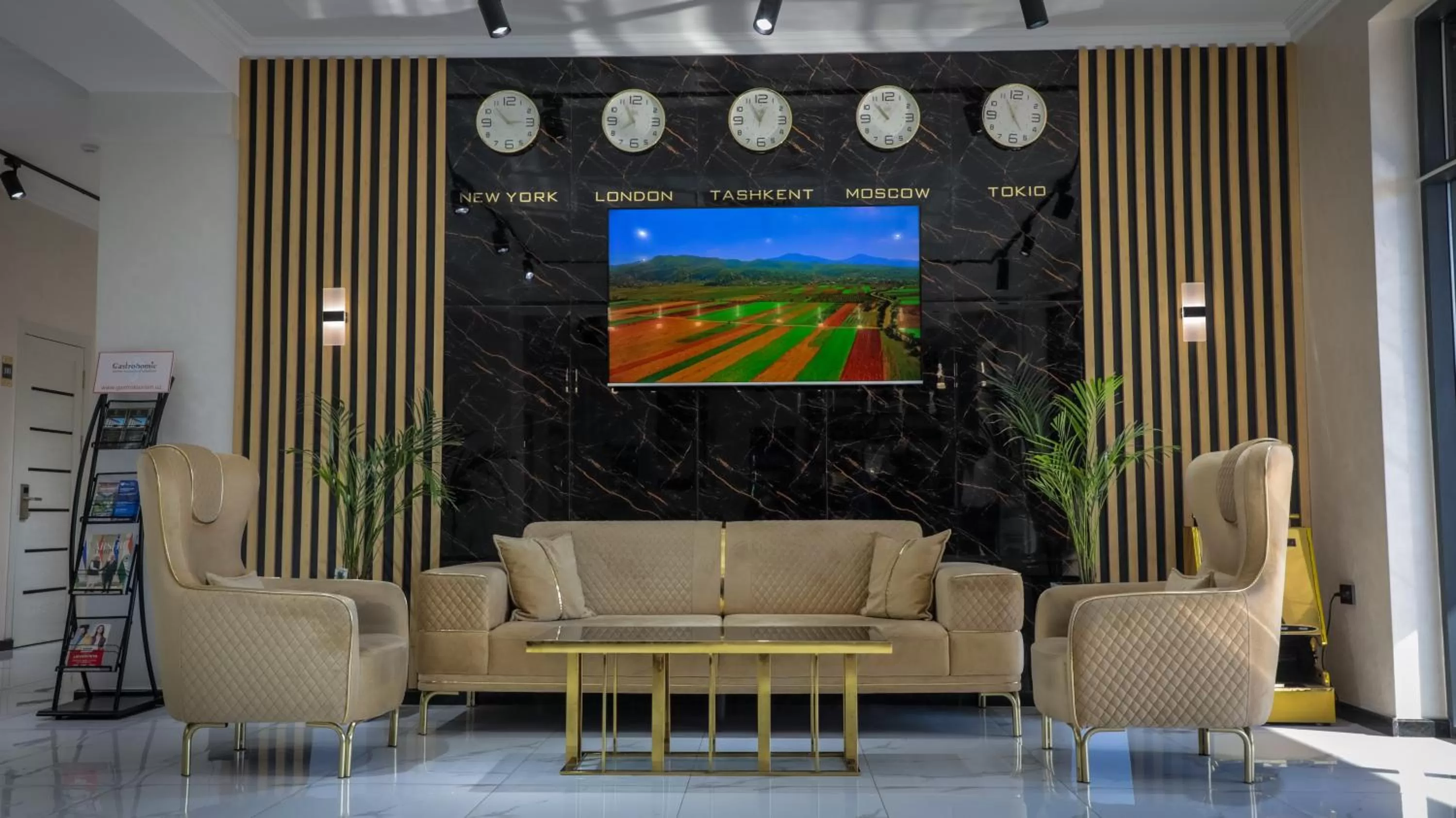 TV and multimedia, Seating Area in Porto Bello Hotel