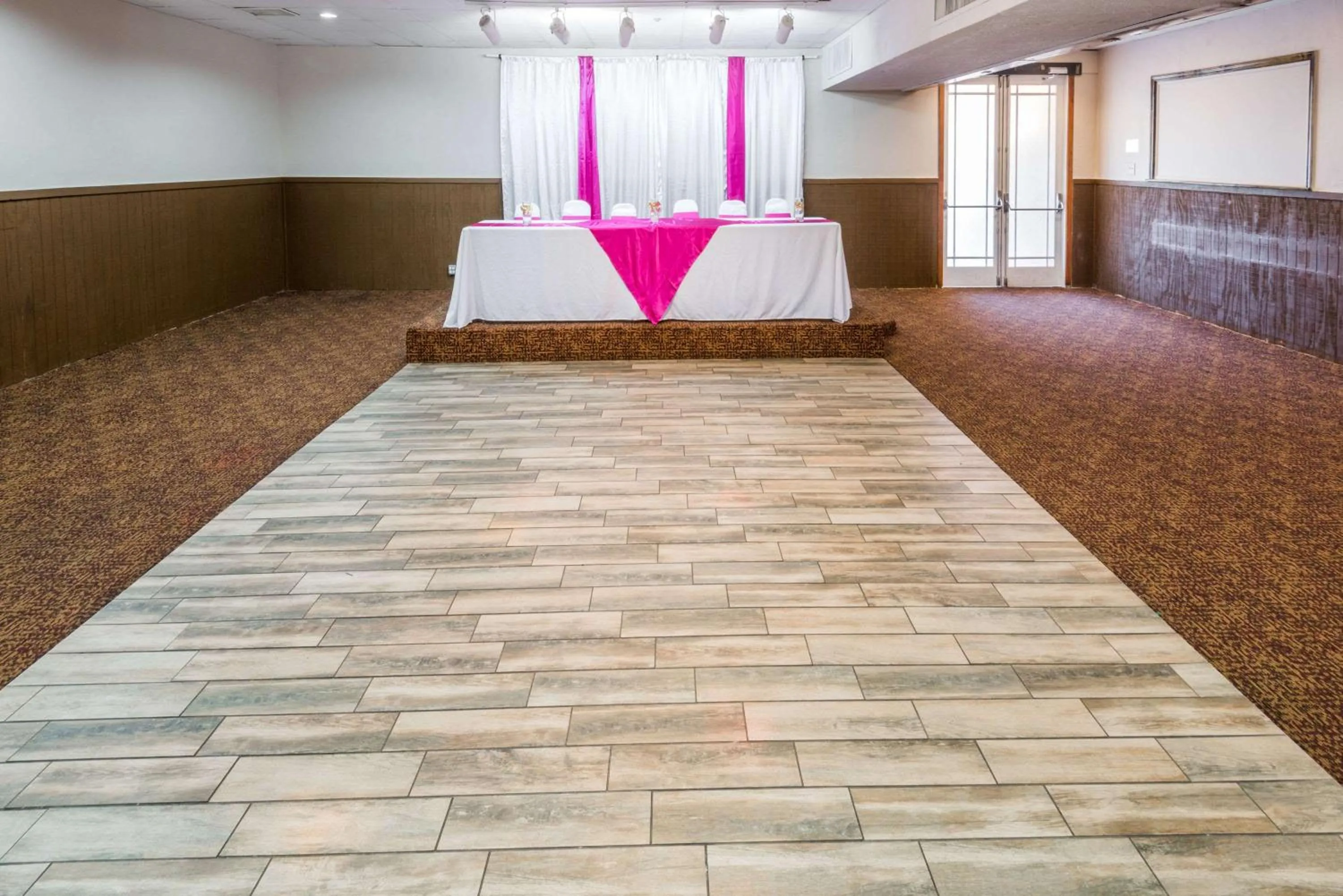 On site, Bed in Columbus Grand Hotel & Banquet Center