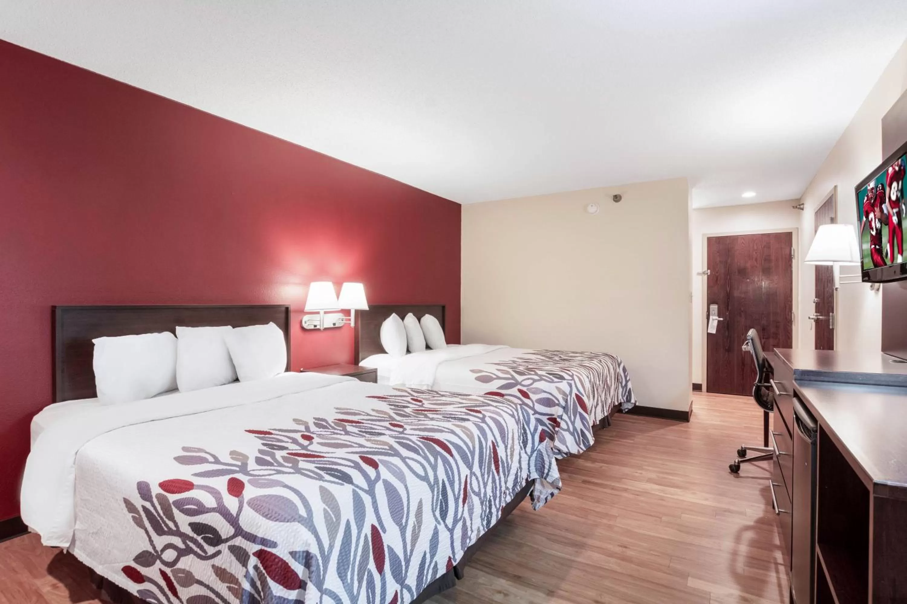 Photo of the whole room, Bed in Red Roof Inn Richmond, KY