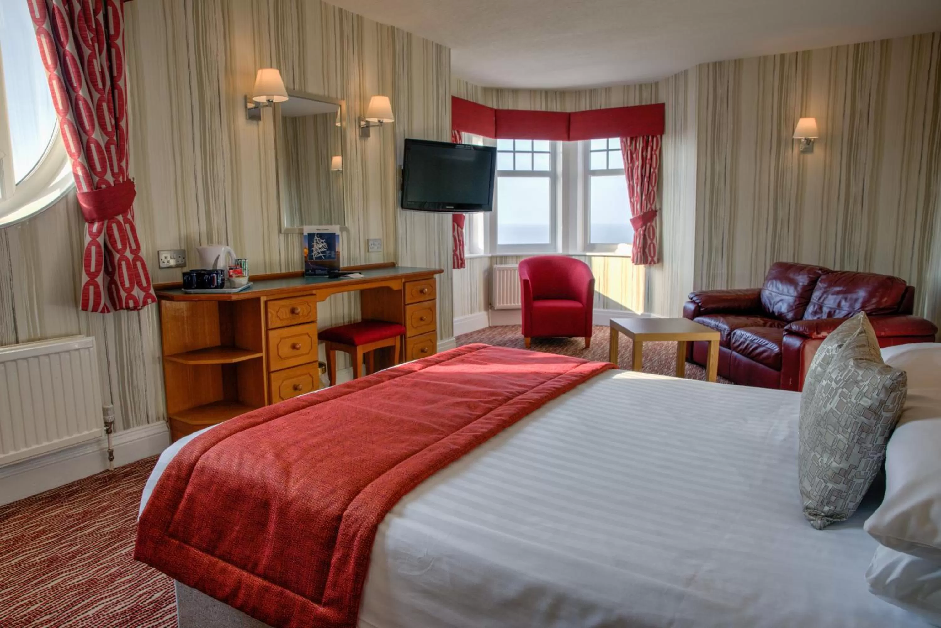 Bedroom, Bed in Cliffs Hotel