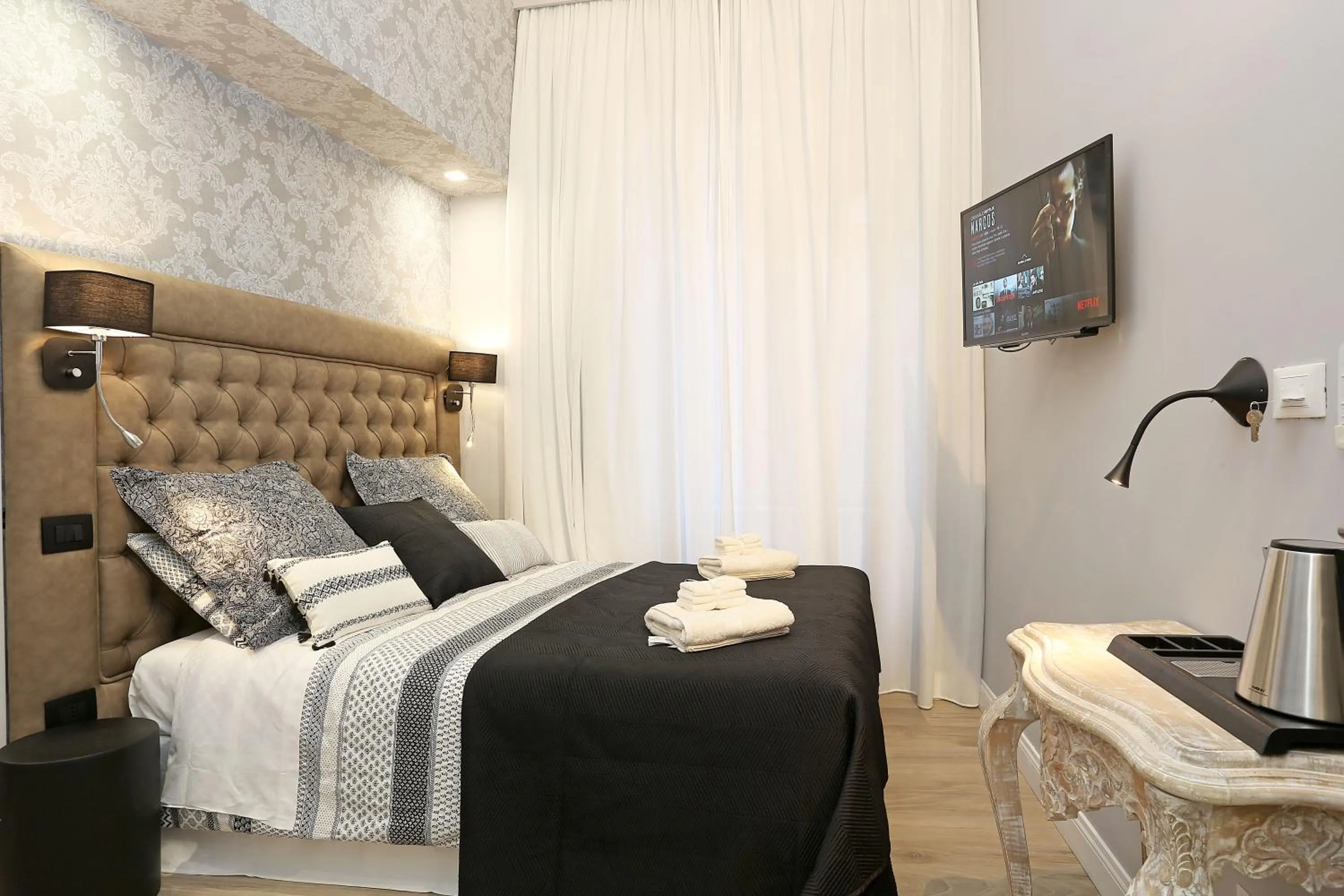 Photo of the whole room, Bed in Capricci Romani