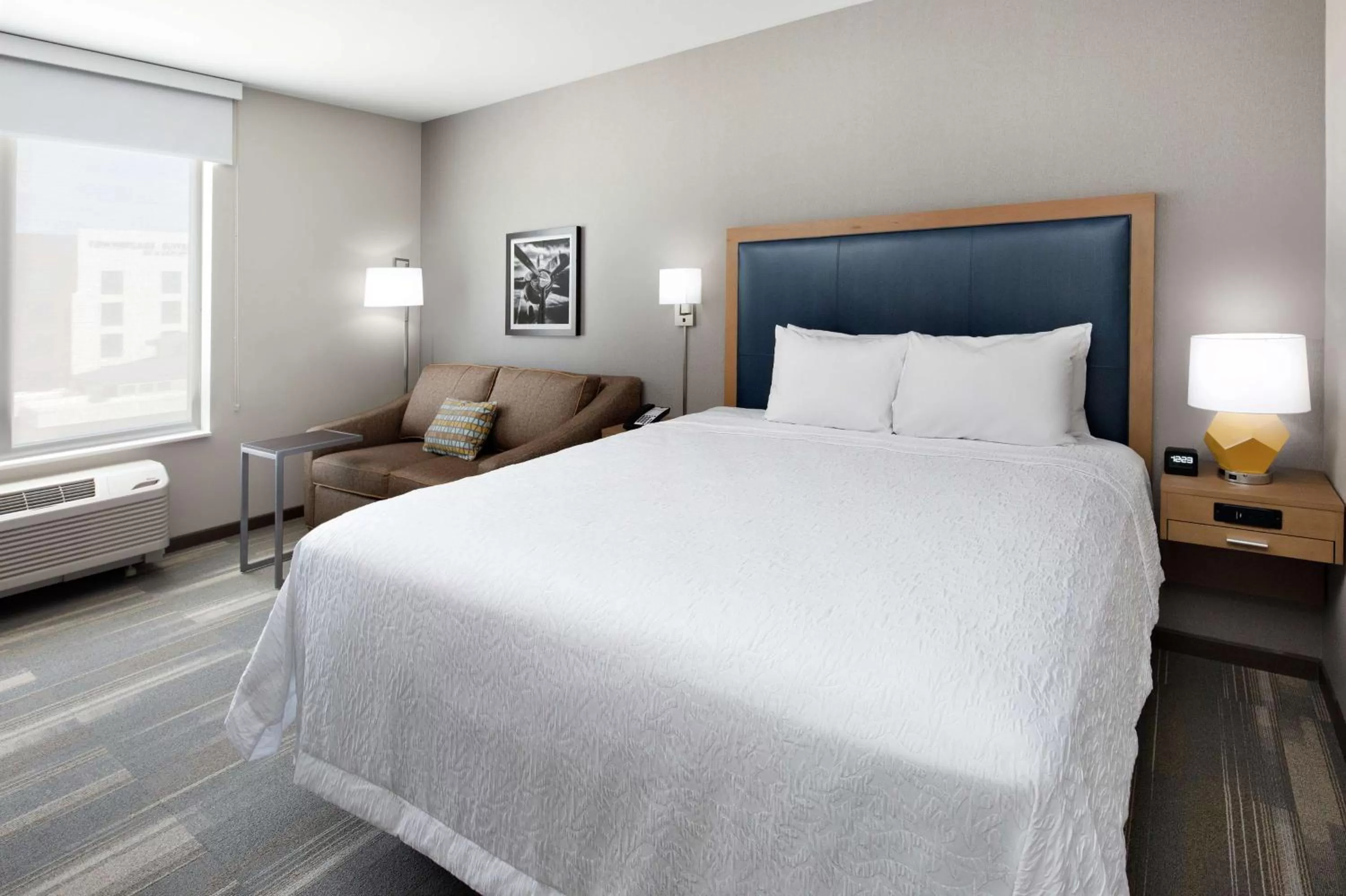 Bed in Hampton Inn & Suites San Diego Airport Liberty Station