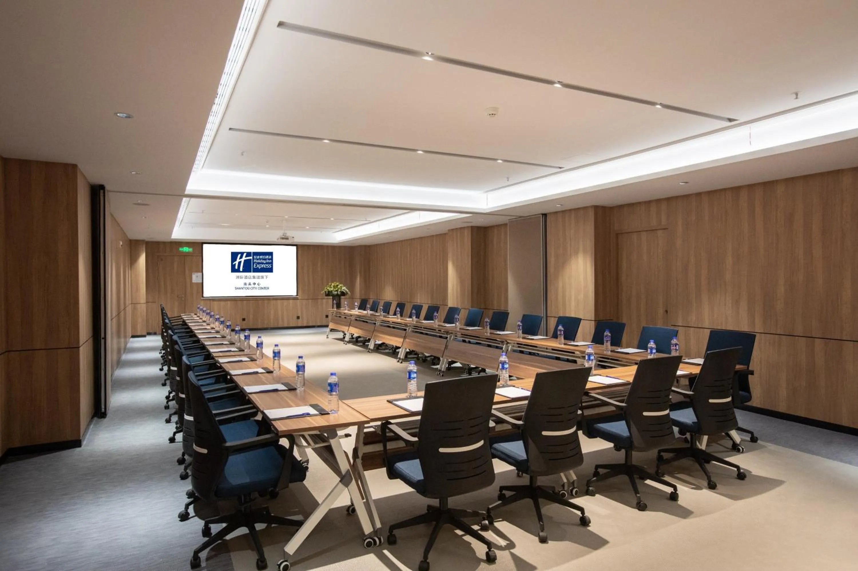 Meeting/conference room in Holiday Inn Express Shantou City Center by IHG