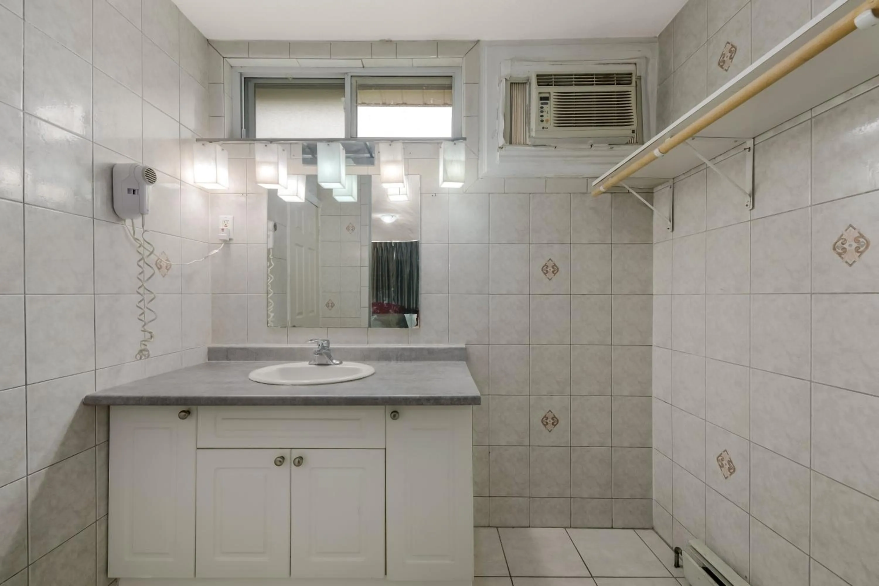 Shower in Knights Inn Burlington