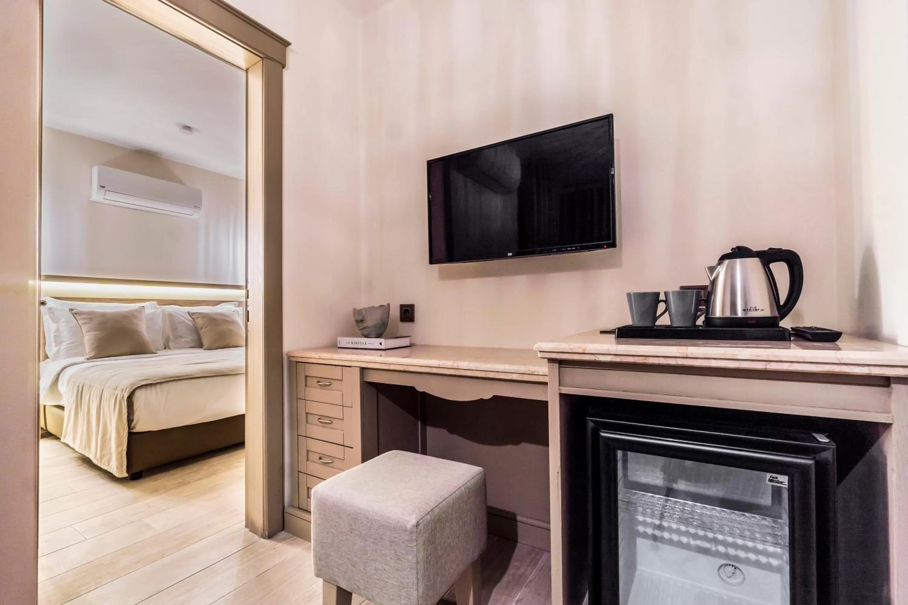 Communal lounge/ TV room, Bed in Manzara Boutique Hotel - Adults Only