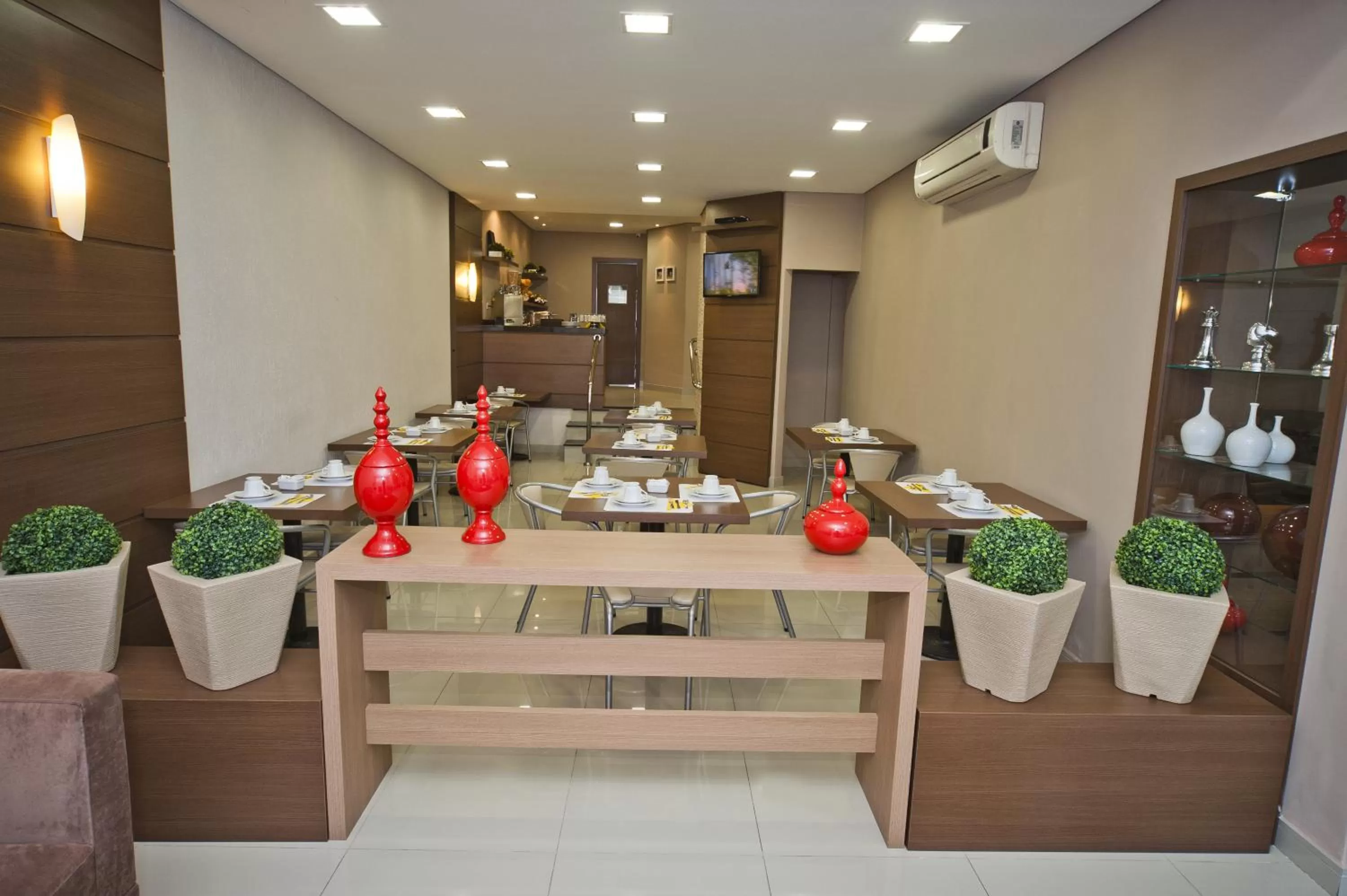 Restaurant/places to eat in Hotel Sol By MRHotelaria