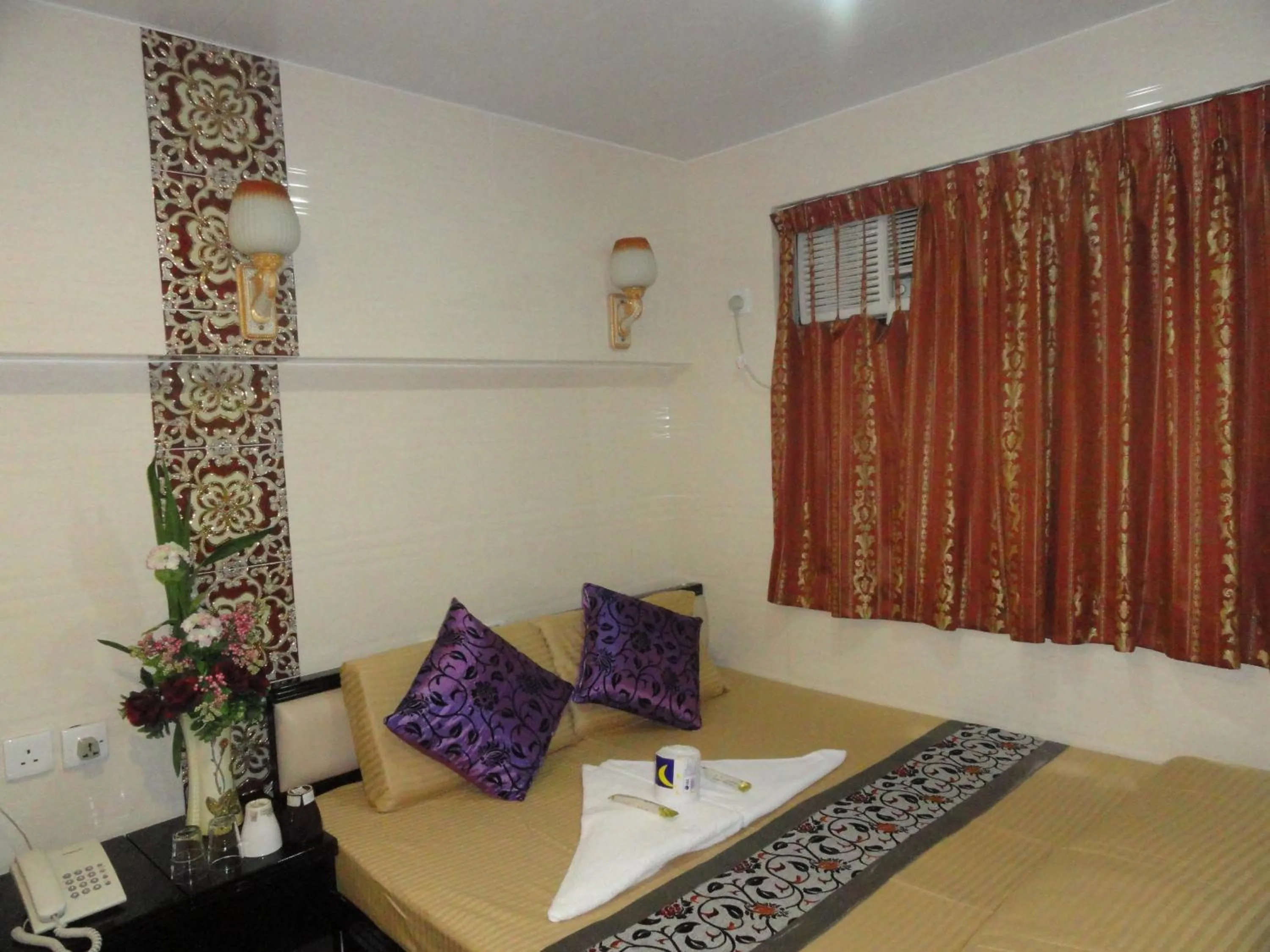 Off site, Bed in Paris Guest House DHILLON HOTEL HK LTD 24 HOUR RECEPTION BLOCK D E 10F