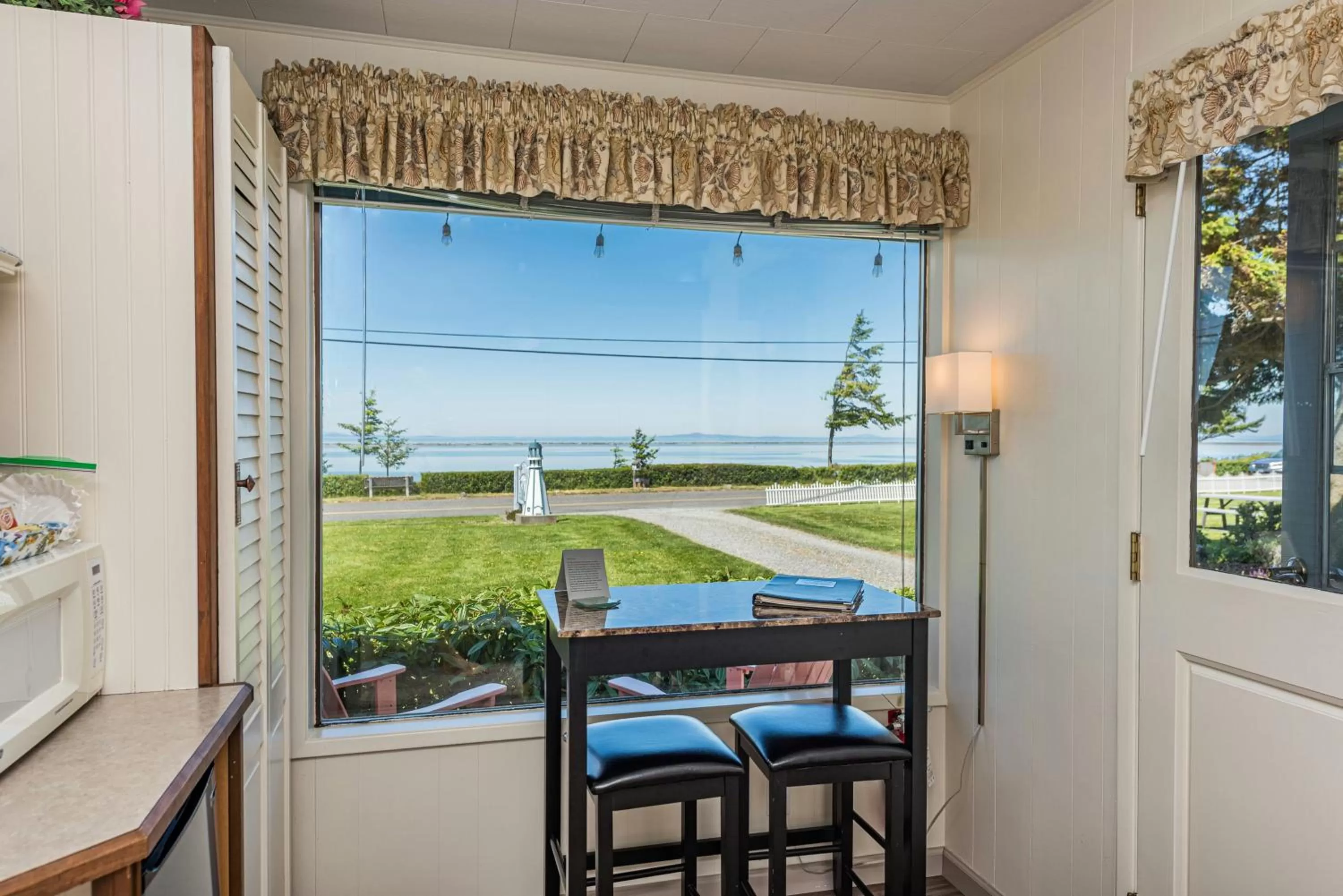 Seating area in Juan de Fuca Waterfront Hotel & Cottages