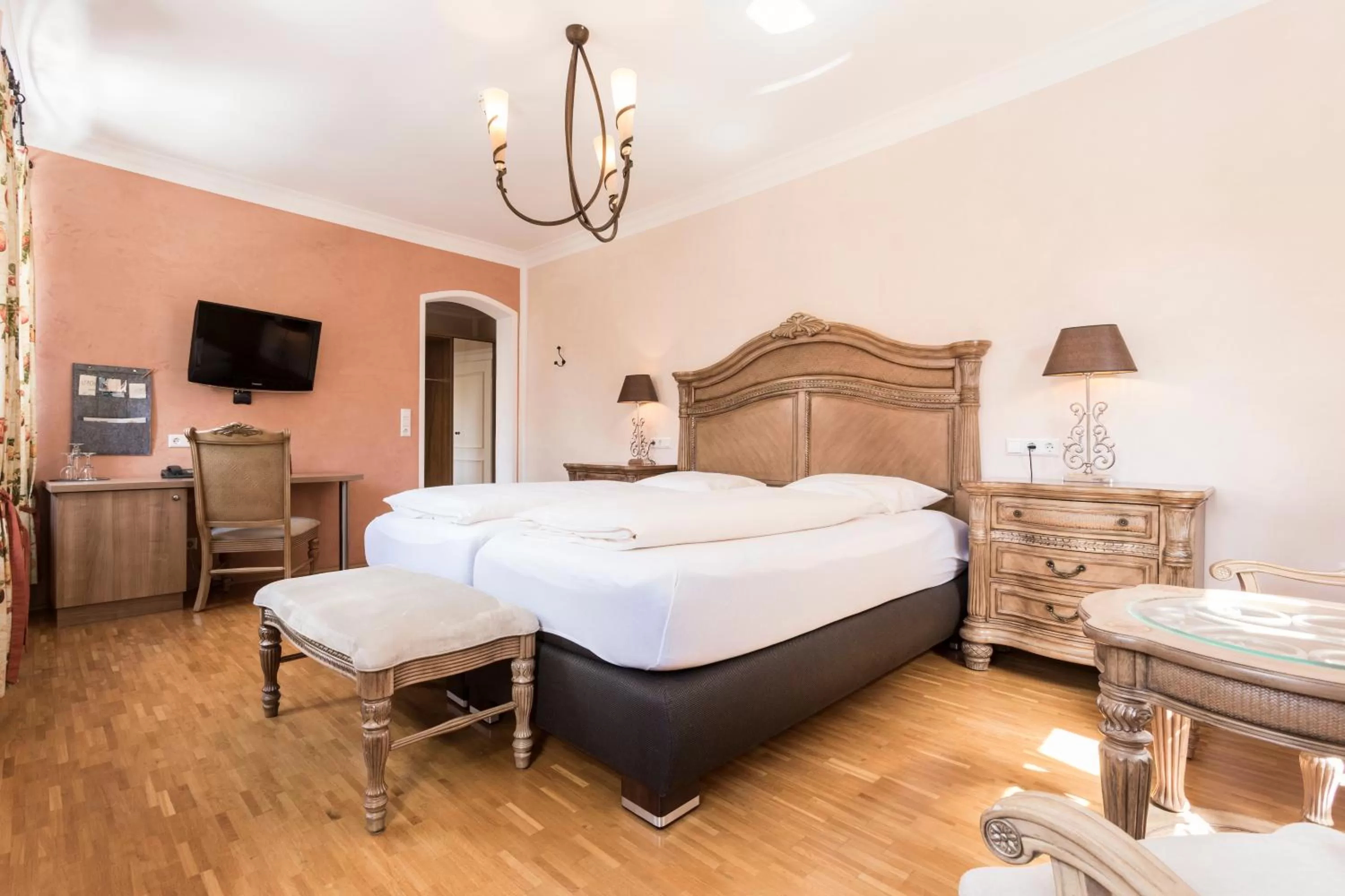 Photo of the whole room, Bed in Meiser Altstadt Hotel