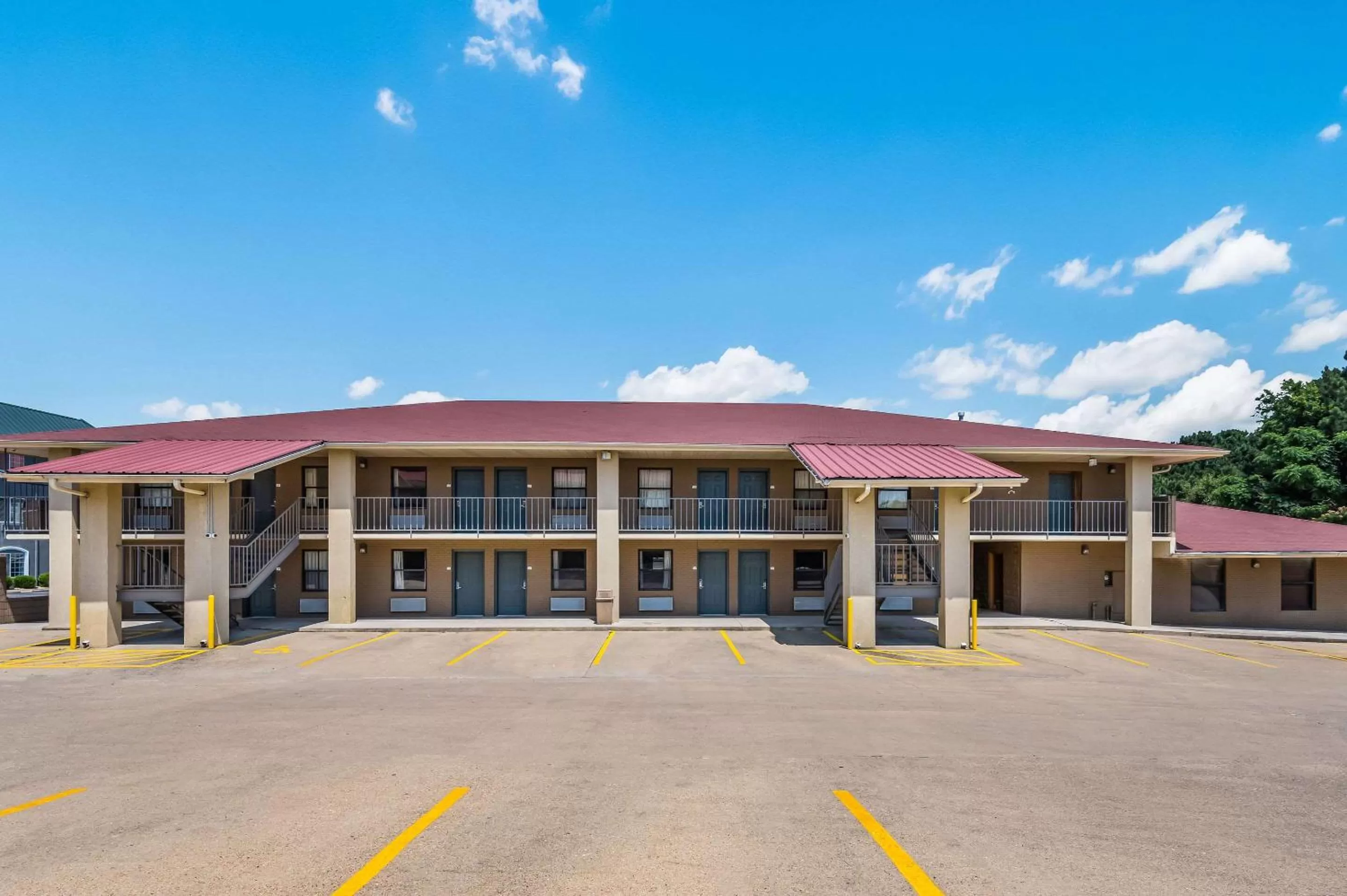 Property building in Quality Inn & Suites Hot Springs-Lake Hamilton