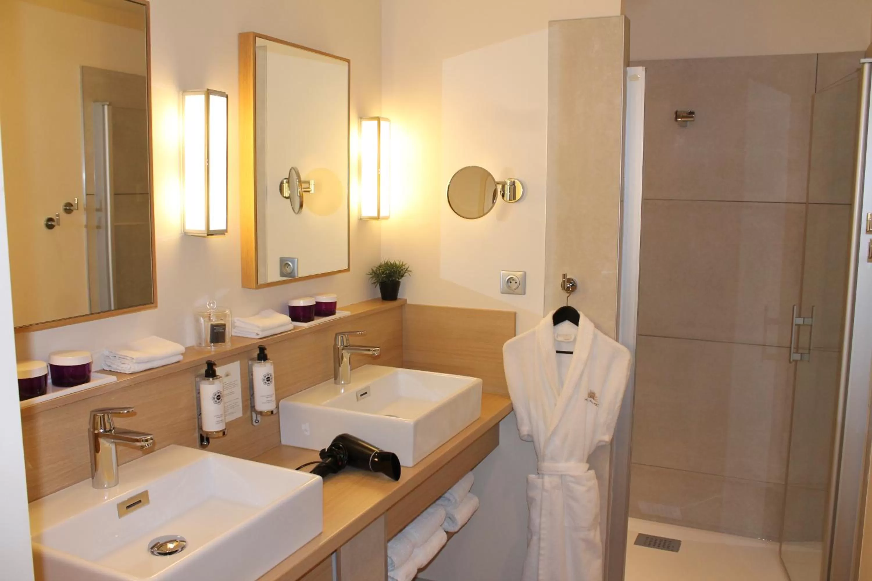 Property building, Bathroom in Hôtel jardin Le Pasteur