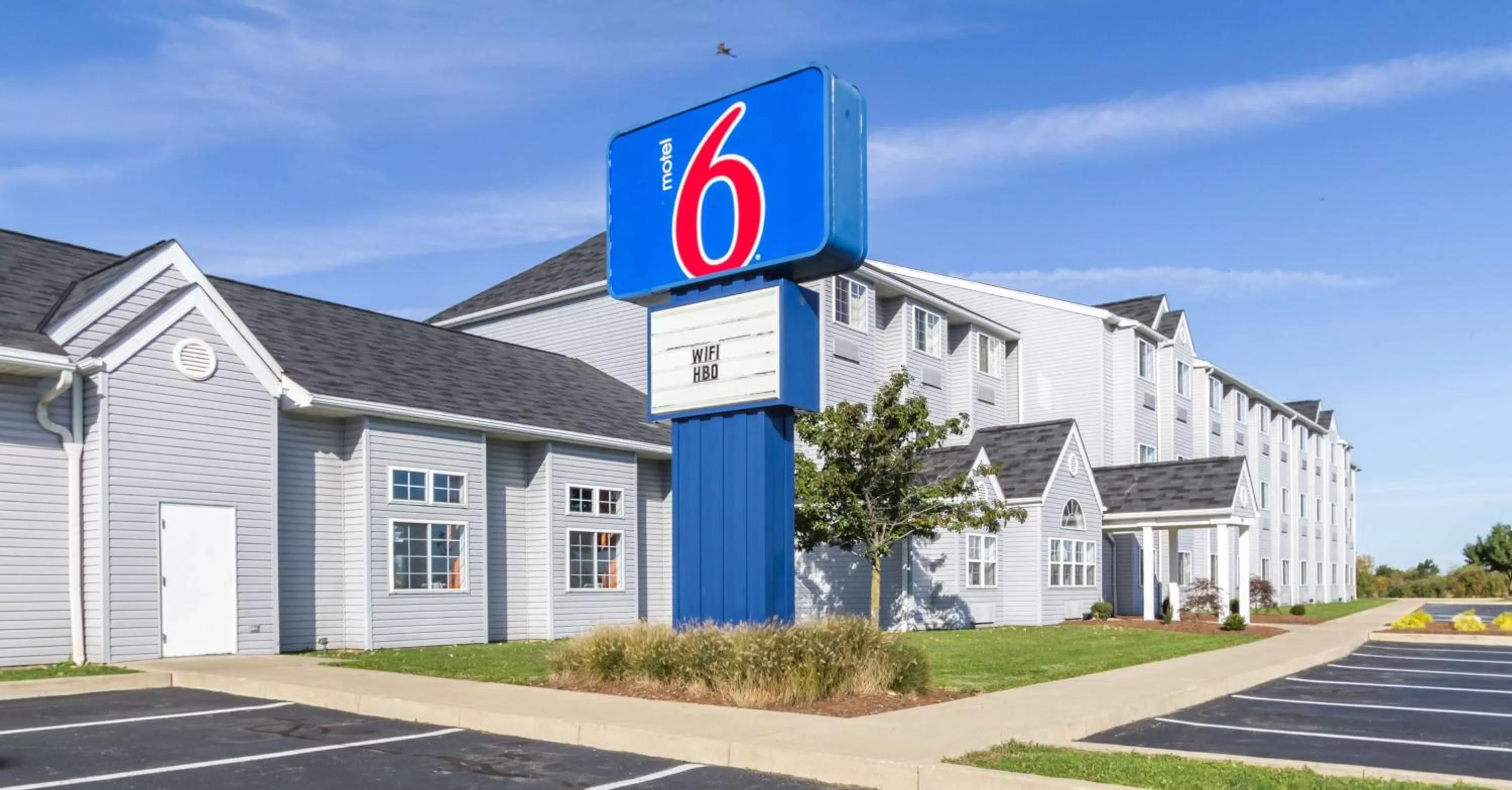 Property building in Motel 6-Huron, OH - Sandusky