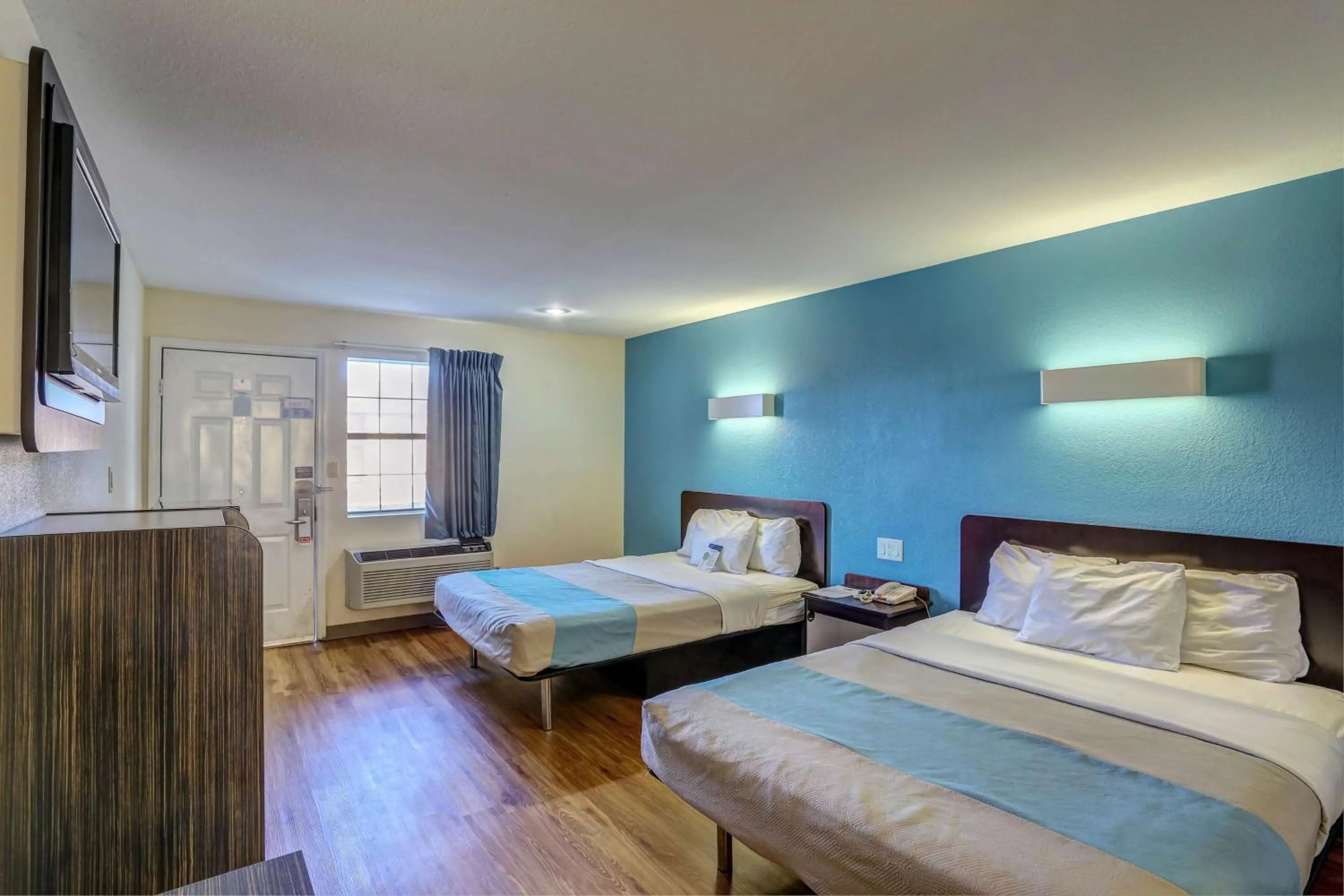 Photo of the whole room, Bed in Motel 6-Dickson, TN