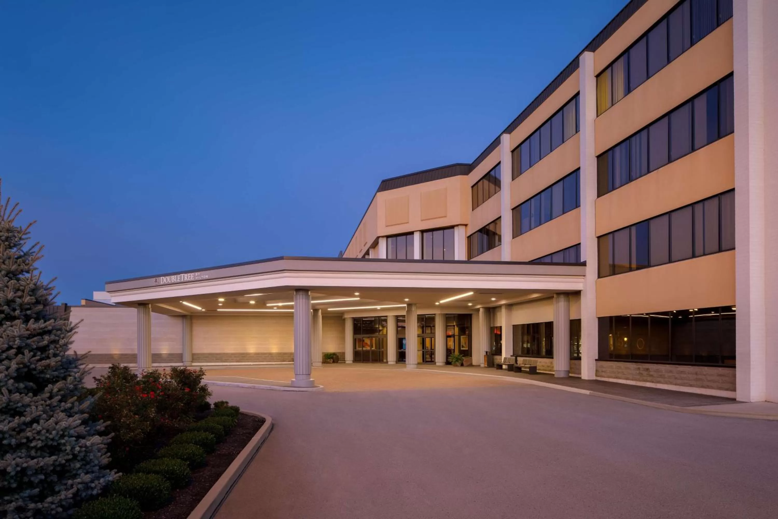 Property building in DoubleTree by Hilton Pittsburgh - Cranberry