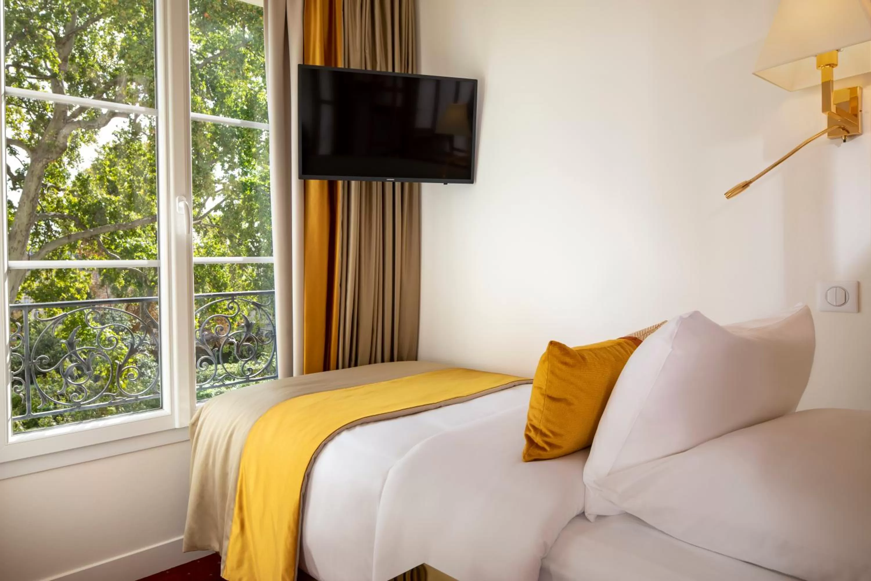 Bed in Hotel De Suede Saint Germain