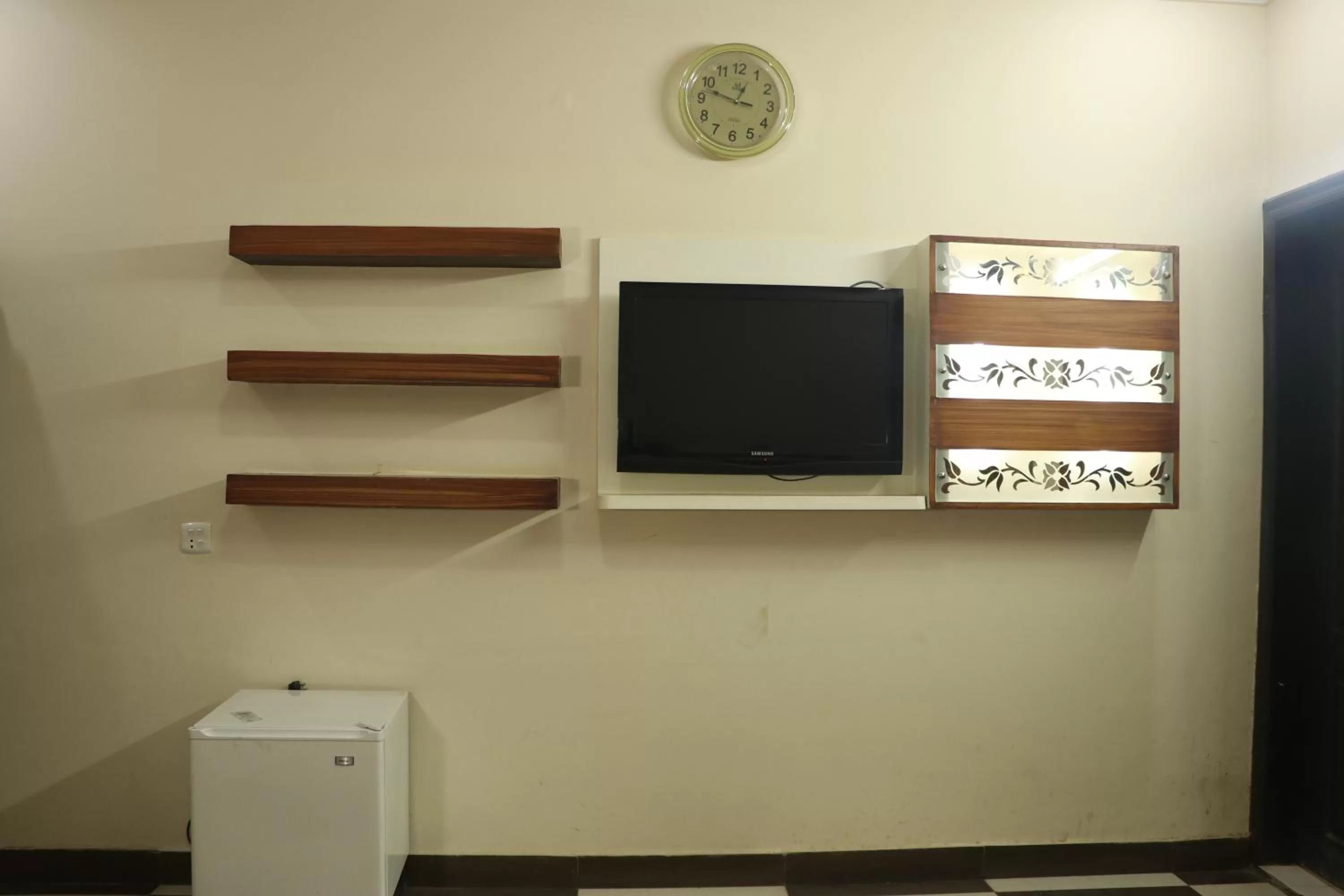 TV and multimedia, TV/Entertainment Center in Hotel Grace inn