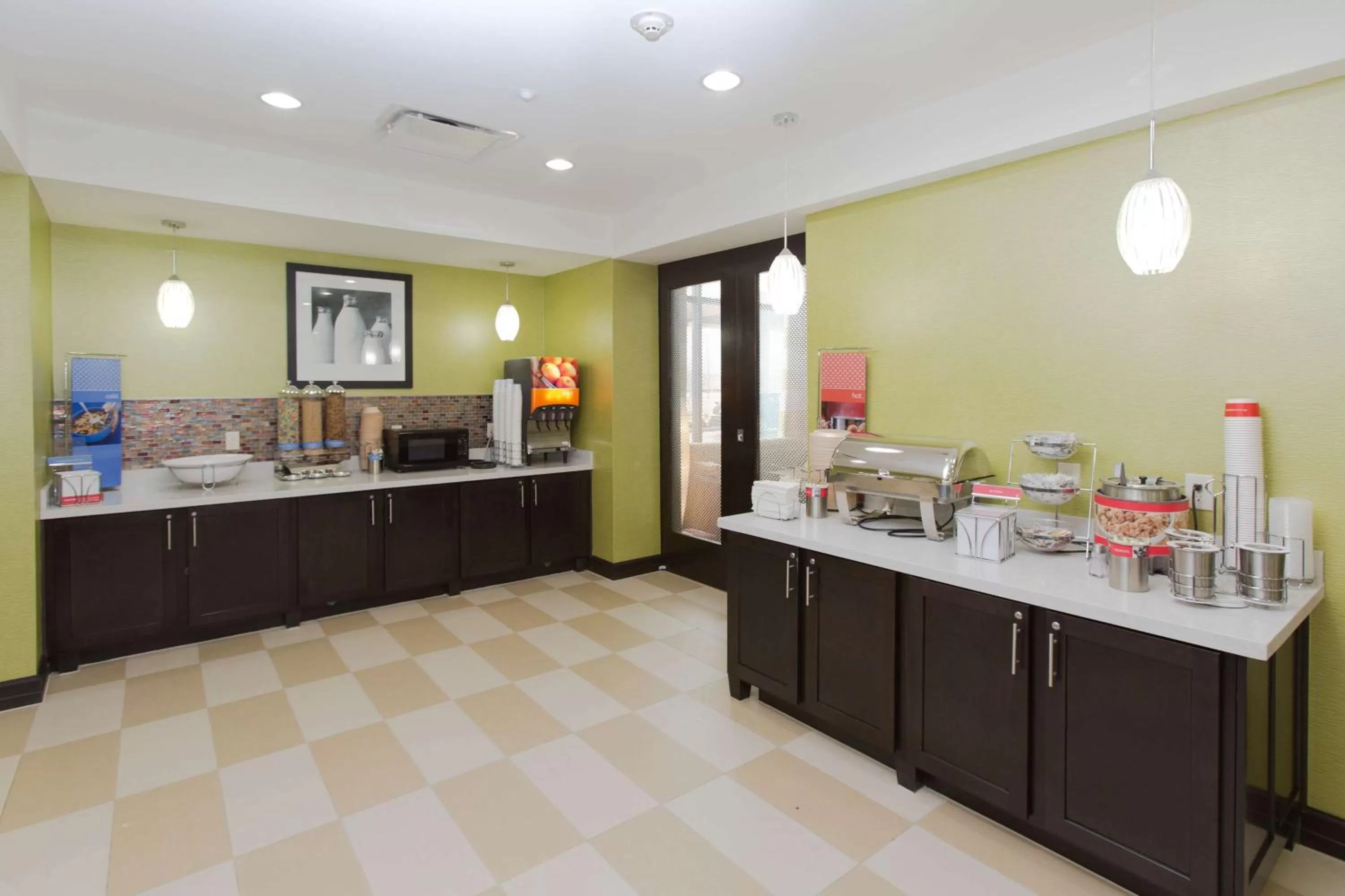 Dining area in Hampton Inn and Suites Missouri City