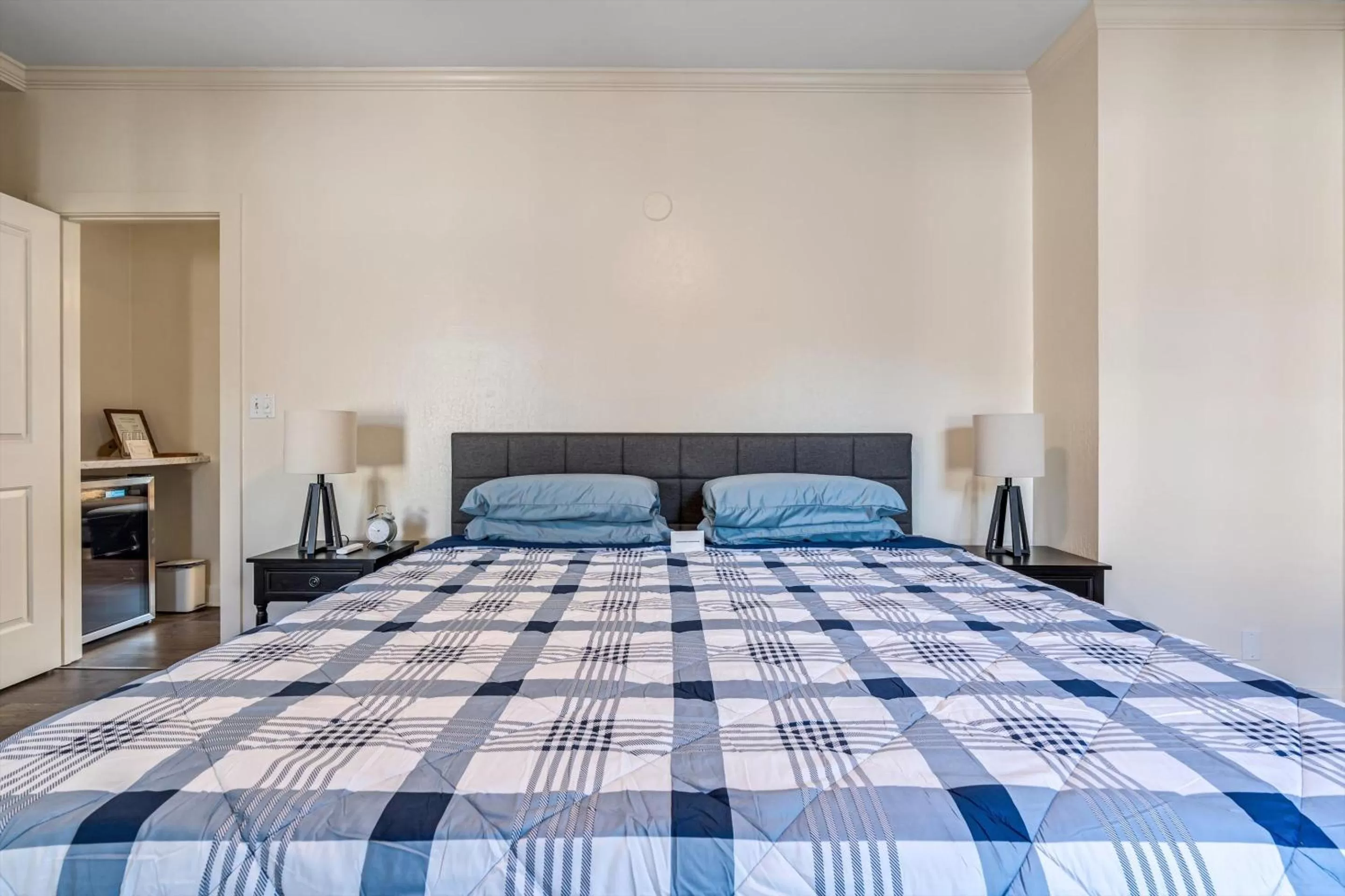 Bed in Cinnamon Bear Creekside Inn