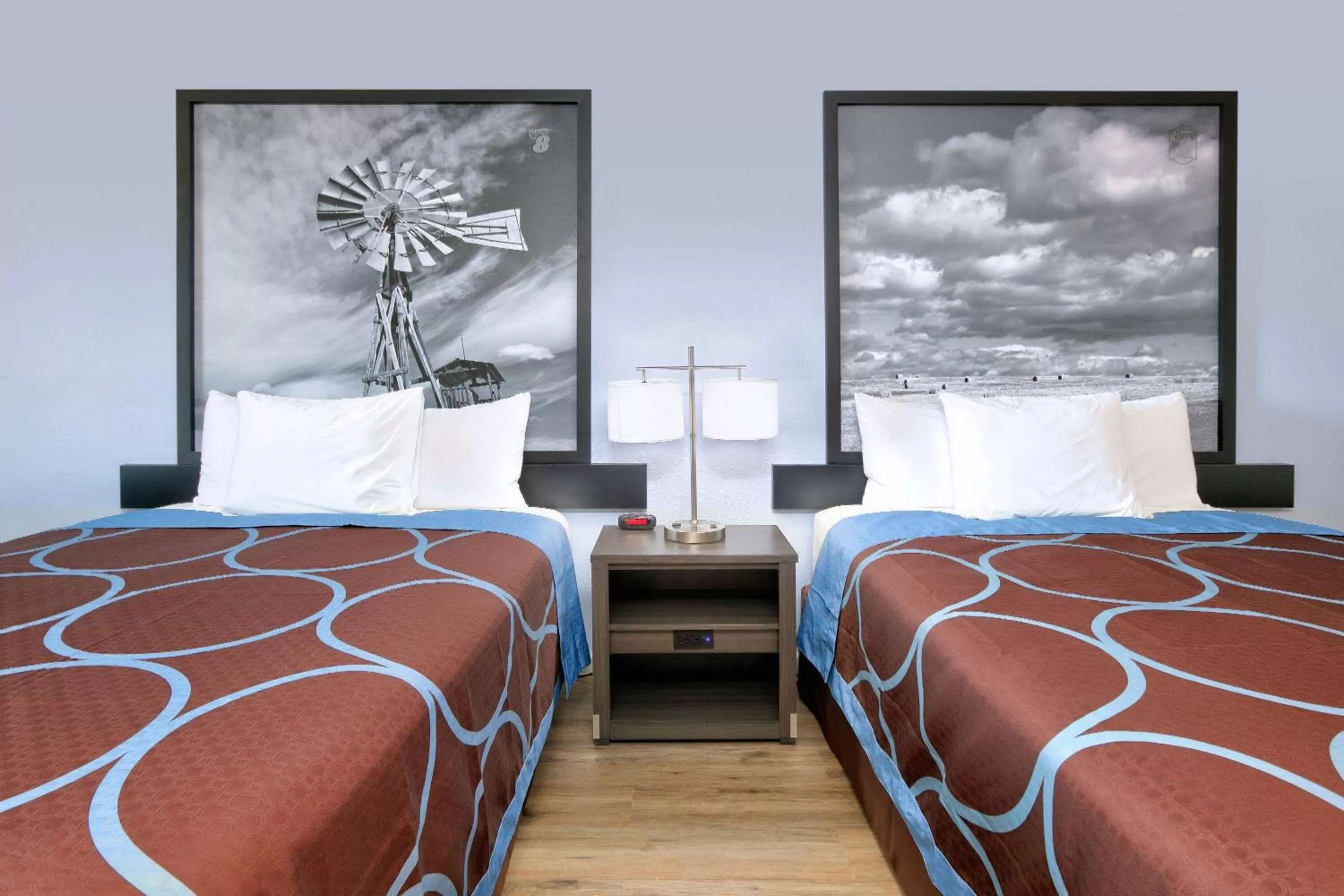 Photo of the whole room, Bed in Super 8 by Wyndham Victoria - South - Hwy 59