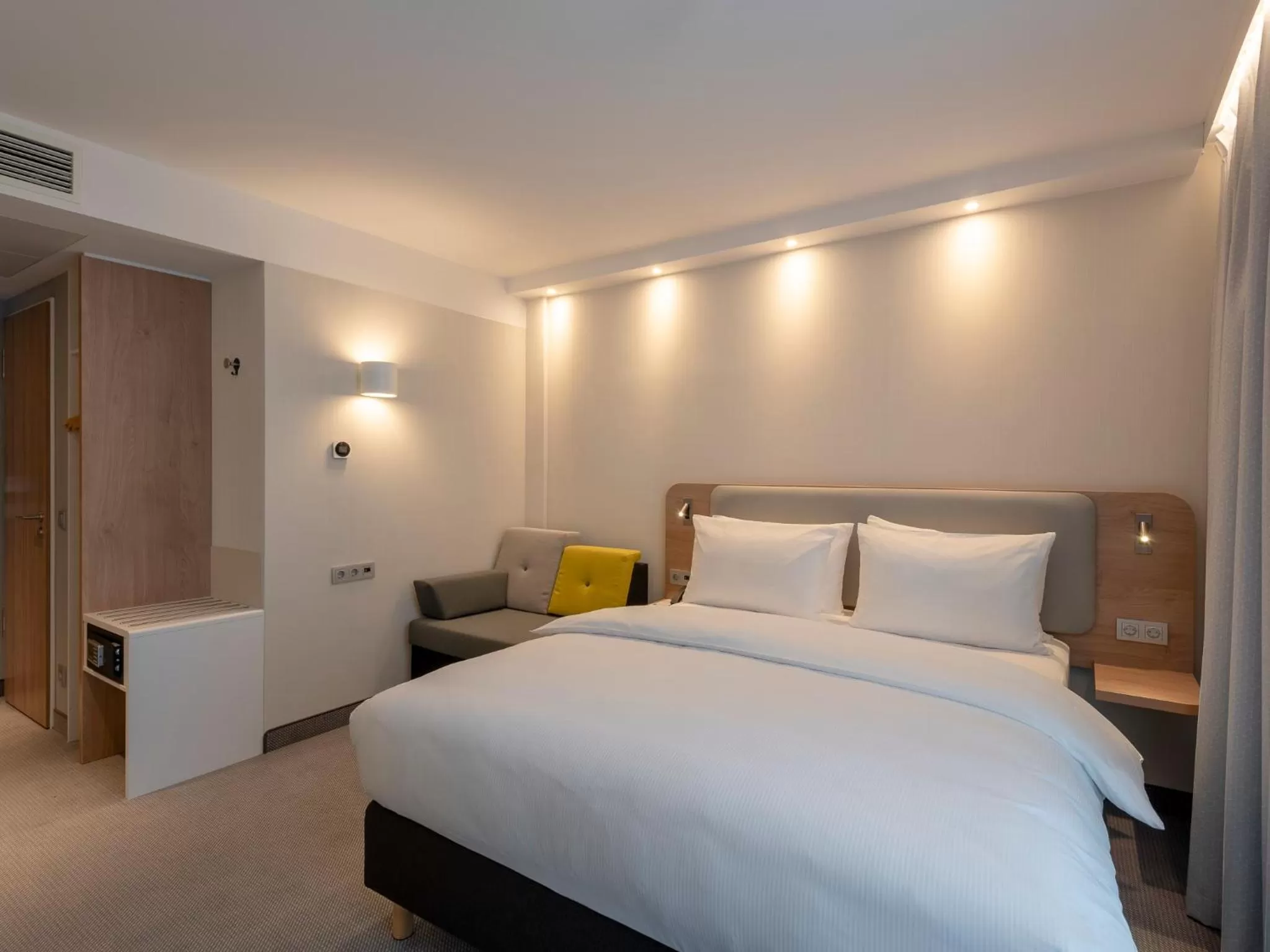 Bed in Holiday Inn Express - Offenbach by IHG